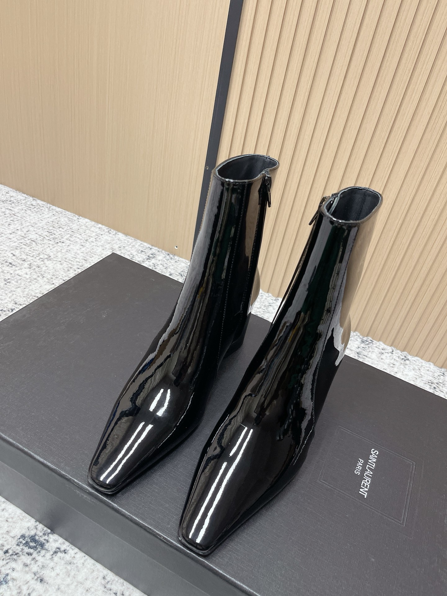 NO:592918,The top version of Saint Laurent's new autumn and winter style, side zipper, high heel and short boots. The whole shoe is very simple and elegant. The small square toe is more refined and fashionable. You can see that the side of our boots is designed according to the curvature of the human leg shape. The upper foot is very delicate and looks unattractive. It lengthens the leg shape and is suitable for various occasions. It is a must-have item for autumn and winter!  Upper sheepskin/cow leather, inner sheepskin, outsole, genuine leather outsole Size35-40 (40/41 custom-made, non-returnable), boots, saint laurent, saint laurent, boots, cowhide, sheepskin, Leather soles19860909顶级版本 Saint Laurent 圣罗兰秋冬新款 侧拉链 高跟 短靴 整个鞋非常的简约大气 小方头更加的精致时髦可以看到我们靴子侧面是按照人体腿型设计出来的弧度 上脚非常秀气好看不挑人 拉长腿型 适合各种场合搭配 秋冬穿搭必备单品！ 鞋面羊皮/牛皮 内里羊皮 大底真皮大底 Size35-40（40/41定做不退换）,靴子,saint laurent,saint laurent,boots,cowhide,sheepskin,Leather soles,Women's Shoes