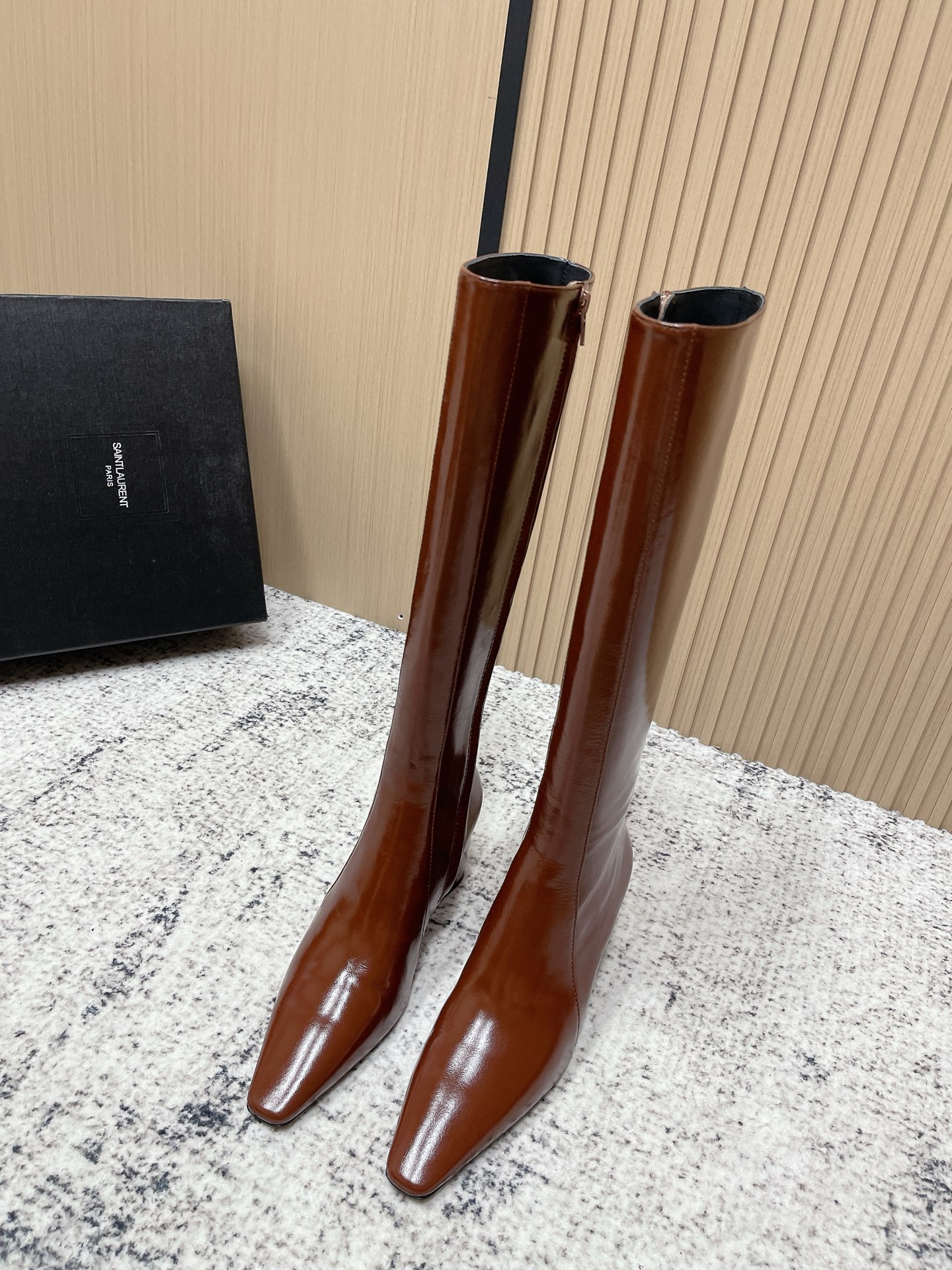 NO:592920,The top version of Saint Laurent, Saint Laurent's new autumn and winter style, side zipper, high heel, high boots. The whole shoe is very simple and elegant. The small square toe is more refined and fashionable. You can see that the side of our boots is designed according to the curvature of the human leg shape. The upper foot is very delicate and looks unattractive. It lengthens the leg shape and is suitable for various occasions. It is a must-have item for autumn and winter wear!  Upper sheepskin/cow leather, inner sheepskin, outsole, genuine leather outsole Size35-40 (40/41 custom-made, non-returnable), boots, saint laurent, saint laurent, boots, cowhide, sheepskin, Leather soles19860909顶级版本 Saint Laurent 圣罗兰秋冬新款 侧拉链 高跟 高靴 整个鞋非常的简约大气 小方头更加的精致时髦可以看到我们靴子侧面是按照人体腿型设计出来的弧度 上脚非常秀气好看不挑人 拉长腿型 适合各种场合搭配 秋冬穿搭必备单品！ 鞋面羊皮/牛皮 内里羊皮 大底真皮大底 Size35-40（40/41定做不退换）,靴子,saint laurent,saint laurent,boots,cowhide,sheepskin,Leather soles,Women's Shoes