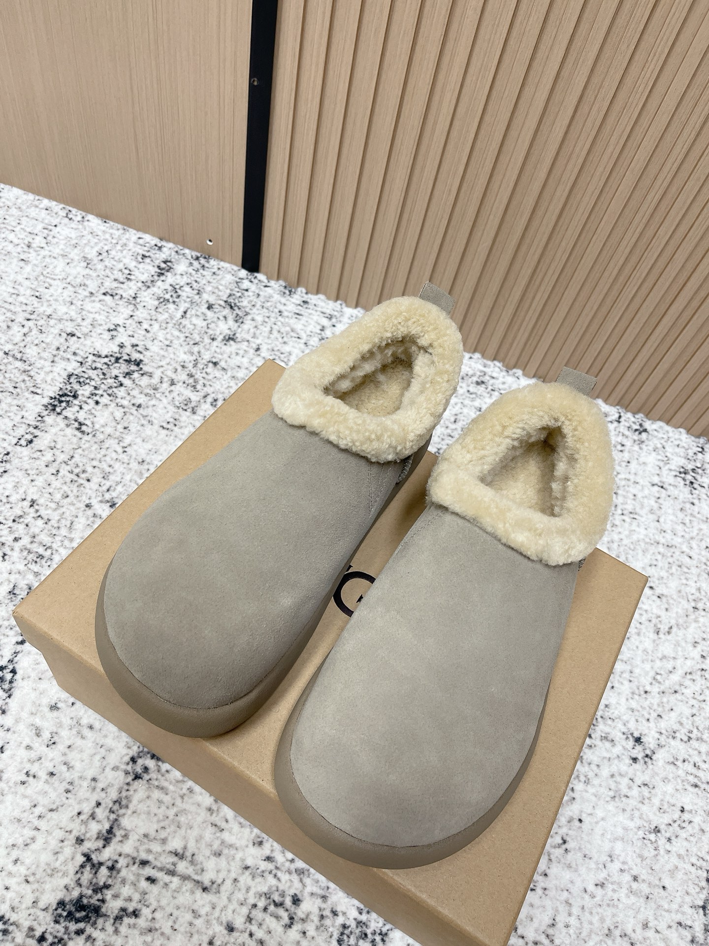 NO:592901,The top version of UGG's latest thick-soled furry shoes in autumn and winter. Many celebrities are planting grass. Must-have furry shoes in autumn and winter. Real wool is super warm on the feet. A shoe that will not clash with shirts. Simple partition design. Logo embellishment in details, full of high-end sense. It can be worn with any pants or skirts. Very comfortable and good-looking. The soles are super light. A proper height-increasing artifact.19860909顶级版本 UGG秋冬最款新厚底毛毛鞋 超多明星网红种草 秋冬必备毛毛鞋 真羊毛上脚超暖和 一款不会撞衫的鞋子 简约的隔板设计 细节处logo点缀高级感满满 无论什么裤子裙子都能驾驭 上脚非常舒适好看鞋底超级轻 妥妥的增高神器b原版开模发泡大底 Size35-40（40.41定做）,毛毛鞋,skirts,Women's Shoes