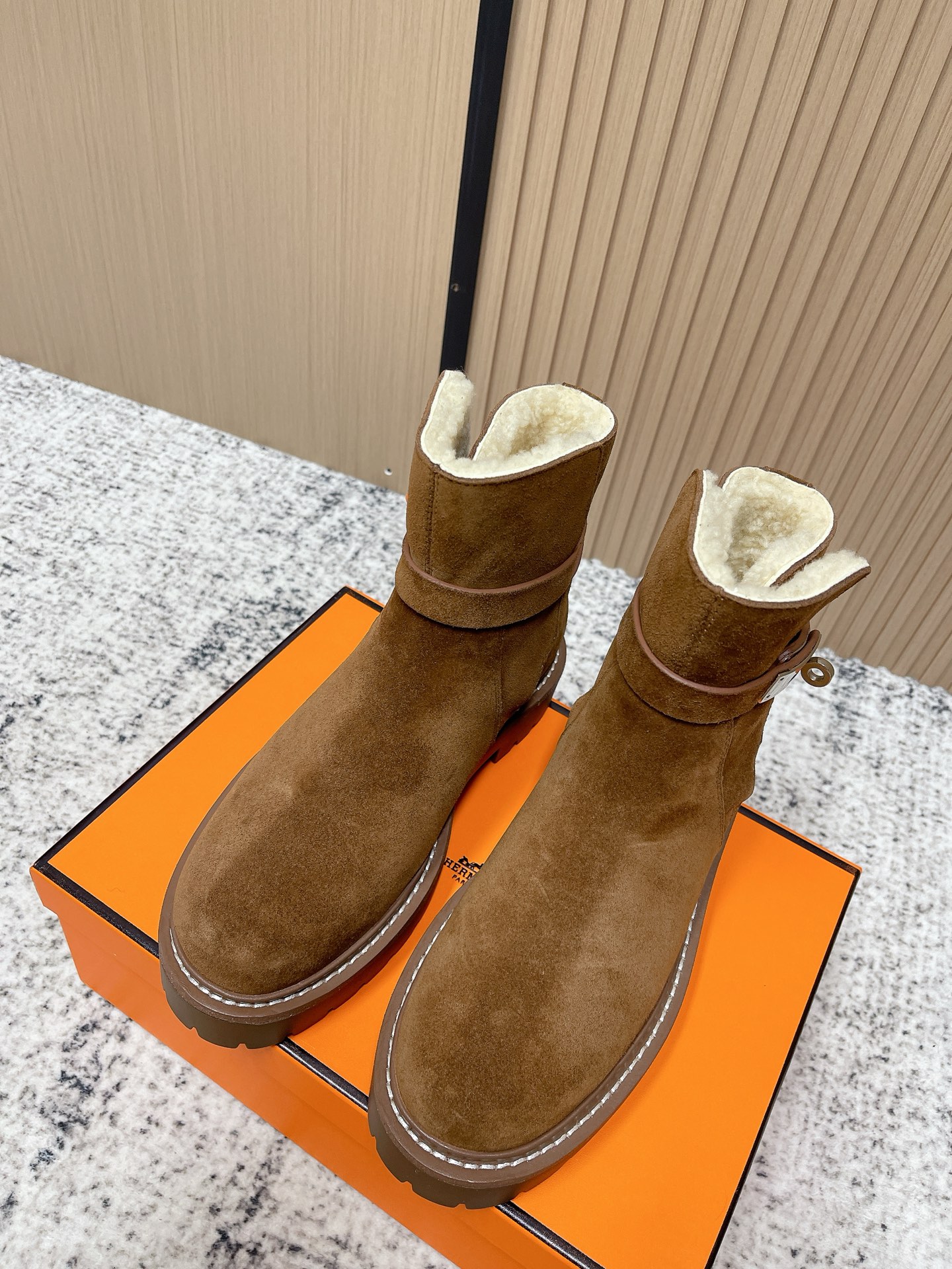 NO:592895,Top version Hemers What you see is what you get at home 2025 autumn and winter new HERMES classic kelly short boots. The counter price is close to 2W. The high price naturally has unique craftsmanship and quality. The leather of this boot is all imported and customized, and the lining material is also imported custom cowhide. It is easy to wear and comfortable and looks good with everything. A must-have for autumn and winter, and the style lasts forever. No matter how you wear it, it is a knight's boots that will never go out of style. The upper is made of original cow hair. The inner lining is imported cowhide.  Size women's 35-39 (40.41 non-refundable and non-exchangeable), boots, hermes, hermes, boots, cowhide19860909顶级版本 Hemers爱马仕家所见即所得2025秋冬新款 HERMES爱马仕经典kelly短靴 专柜价格接近2W高昂的售价自然有独特的工艺和品质这款靴子的皮料全部为进口定制,内里材质也是进口定制牛皮,,好穿舒适搭配什么都好看的秋冬必备款,而且风格永存怎么穿都不会过时的骑士靴 鞋面原版牛毛一体 内里进口牛皮内里 大底原版大底 码数女35-39（40.41不退不换),靴子,hermes,hermes,boots,cowhide,Women's Shoes