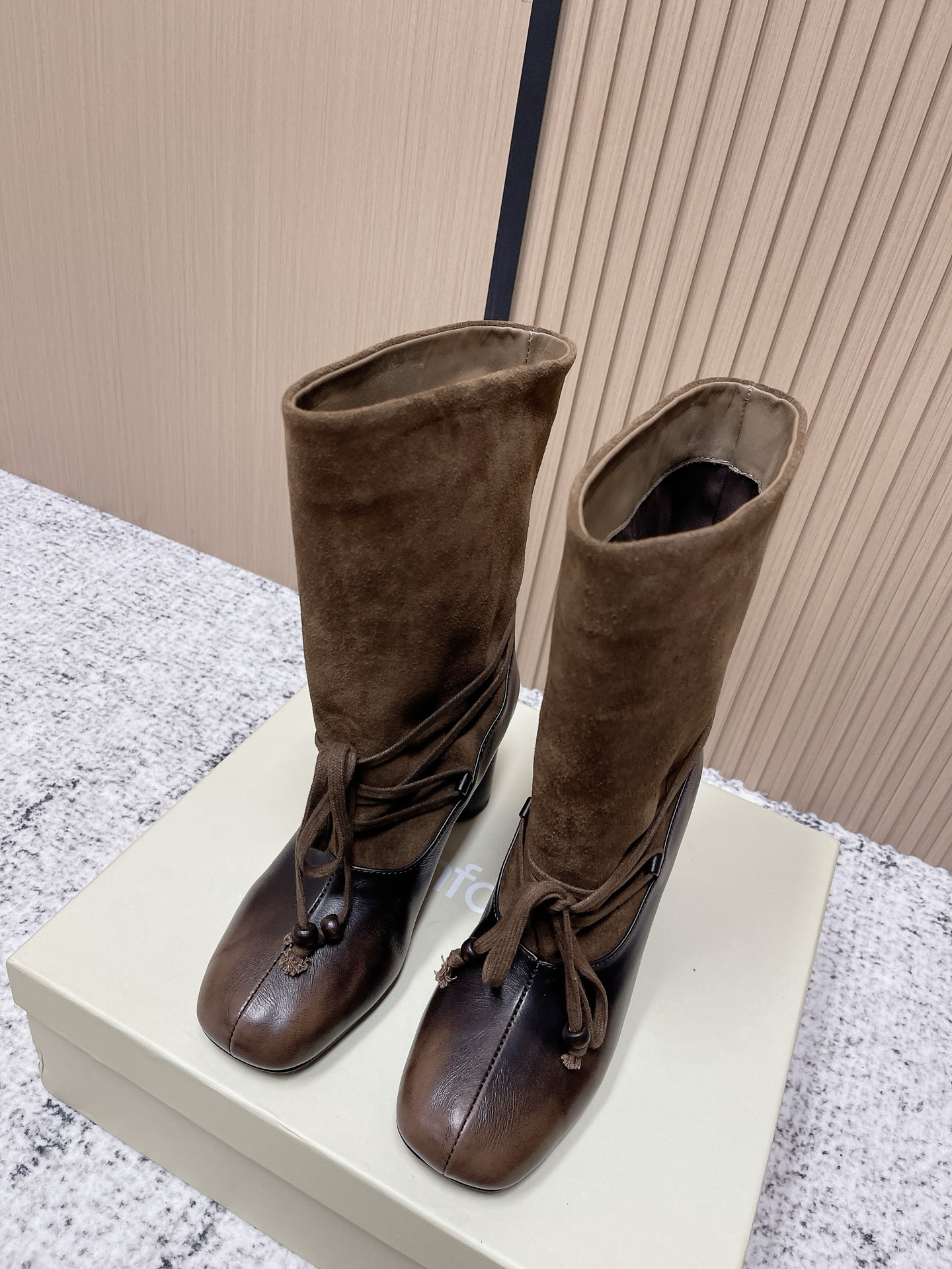 NO:592898,Top version niche boutique unfolio autumn and winter retro new style spliced wind boots  The mid-calf boot shape has a rounded square toe and a full retro feel. The heel is designed with a thick heel, taking into account both comfort and style. Different styles have slightly different heel heights and details, which are suitable for a variety of wearing scenarios. The lace design, through the winding and knotting of the laces, not only plays a decorative role, but can also adjust the fit of the boot to a certain extent. The ends of the laces of some styles are decorated with metal, which enhances the sense of sophistication.  It combines retro style and niche design sense. The overall style is elegant and retro, but also has a touch of personality. It can be easily matched with various styles such as retro style and French style. Material: Customized cowhide fabric. Customized fabric lining. Outsole. Injection molding outsole imported from Italy. Size 35-39 (40 customizations are non-refundable). Boots, boots, cowhide19860909顶级版本 小众精品 unfolio 秋冬复古新款拼接风中筒靴 中筒靴型,鞋头呈圆润的方头样式,复古感十足.鞋跟为粗跟设计,兼顾了舒适度与造型感,不同款式的跟高和细节略有差异,适配多种穿搭场景.系带设计,通过系带的缠绕和打结,不仅起到了装饰作用,还能在一定程度上调整靴筒的贴合度.部分款式的系带未端带有金属装饰,提升了精致感. 融合了复古风与小众设计感,整体风格偏优雅、复古,同时又带有一丝个性,能够轻松搭配出复古风、法式风等多种风格的造型. 材质定制牛皮面料 内里定制布料 大底意大利进口注塑大底 码数35-39（40定制不退换）,靴子,boots,cowhide,Women's Shoes