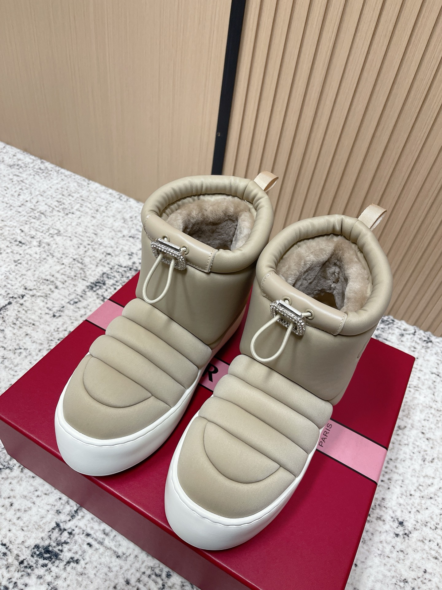 NO:592892,Top version RV new autumn and winter snow boots fluffy fabric short boots thick-soled puff boots The new short boots draw on the aviation elements of the 1960s and feel light and comfortable, just like walking on a soft mat. The upper is made of quilted quilted fabric, soft and comfortable, and the lightweight EVA material sole is like a yoga mat, showing an upright posture and keeping warm. It is equipped with a drawstring with a diamond buckle and a sheep's wool lining. Easily add Vivian style to the casual look. The upper is customized with original material  Australian wool lining, original molded EVA outsole, thick sole 5CM, size 35-40 (40 customized), snow boots, boots19860909顶级版本 RV秋冬新款 雪地靴 蓬松织物短靴 厚底泡芙靴 新款短靴汲取六十年代航空元素,脚感轻便舒适,宛如走在柔软垫子上.鞋面以衍缝夹棉织物制成,柔软舒适,轻便的EVA材质鞋底宛如瑜伽垫,尽显挺拔身姿又保暖,配有带闪钻饰扣的抽绳,绵羊毛衬里.轻松为休闲造型增添维维亚风情. 鞋面定制原版材料 内里垫脚澳洲羊毛一体 大底原版开模EVA大底 厚底5CM 码数35-40（40定做）,雪地靴,boots,Women's Shoes