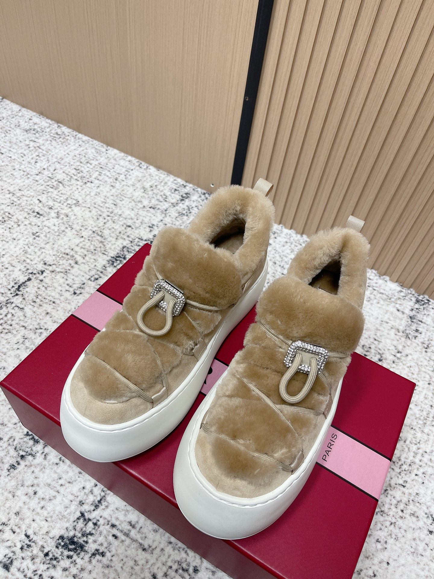 NO:592889,Top version RV autumn and winter new casual thick-soled furry shoes with five-centimeter thick-soled EVA shoes, light and soft, as comfortable as stepping on cotton ~ Inspired by the 1960s space age, blended with street style, great for daily casual or street style!  The drawstring design on the upper is practical and fashionable. It is a must-have for autumn and winter. It keeps you warm and makes your legs look longer. It looks great with colorful socks or shorts!  Customized patent leather/sheep/plush upper material, Australian wool lining, original molded EVA outsole, thick 5CM sole, size 35-40 (40 customized), casual shoes/sports shoes, sneakers, shorts, sheep, socks19860909顶级版本 RV 秋冬新款 休闲 厚底 毛毛鞋 五厘米EVA厚底,轻盈柔软,穿着像踩棉花一样舒服～灵感来自60年代太空时代,融合街头风,日常休闲或街头造型都很出彩！鞋面抽绳设计,实用又时髦,秋冬穿搭必备,保暖又显腿长,搭配彩色袜子或短裤都很赞哦！ 鞋面定制漆皮/羊猄/毛绒材质 内里垫脚澳洲羊毛一体 大底原版开模EVA大底 厚底5CM 码数35-40（40定做）,休闲鞋/运动鞋,sneakers,shorts,sheep,socks,Women's Shoes
