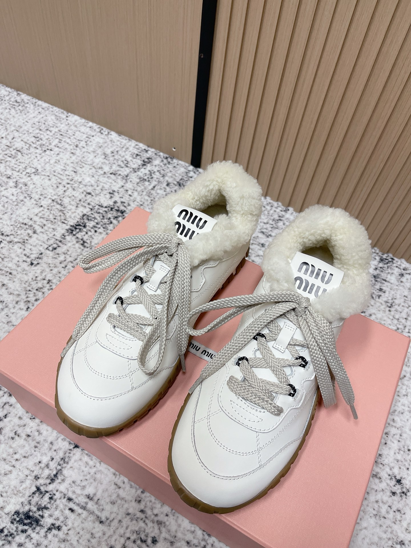 NO:592883,The top version of miumiu Dexun shoes for ins fashion. Miu is exclusive for girls. Each color series has its own unique taste. Simple and casual, full of retro appearance, and can reflect the beauty of tannins. The reason why it is a must-have is that the softness of the entire shoe is really unparalleled. It is made casually and has a proper American retro style. It is super good-looking and super comfortable on the feet. Size 35-40 (custom-made 40 non-returnable), casual shoes/sports shoes, miumiu, sneakers19860909顶级版本 miumiu 德训鞋 ins穿搭时尚 Miu缪女孩特定专属 每个色系都有它独有的味道 简单随意不羁 复古颜值满分 又能体现单宁美感 必收的理由 就是整个鞋柔软度真的不吹的 随便造 妥妥的美式复古风格 上脚超级好看超级舒适 码数35-40（40定做不退换）,休闲鞋/运动鞋毛毛鞋,miumiu,sneakers,Women's Shoes