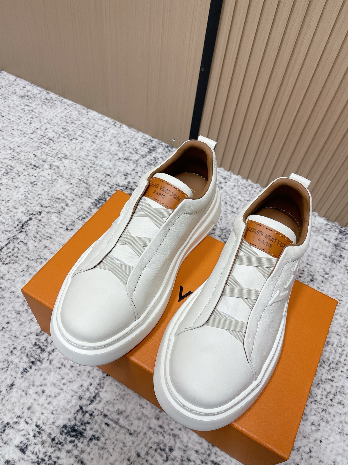 NO:592914,Purchasing agent level. Men's code. Louis Vuitton 26ss spring and summer new style Louis Vuitton men's white shoes casual shoes sports shoes original 9650 purchase development and production, donkey brand LV Louis Vuitton specially presents the first environmentally friendly design couple shoes Charlie and Squad sneakers for the traditional Chinese Valentine's Day. Oversized LV logo on the side and custom jacquard fabric on the tongue.  The presbyopia design on the heel is also very eye-catching. The shoelaces and tongue patches are made of recyclable ECONYL regenerated nylon. The delivery counter is exquisitely packaged. Fabric: Customized imported cowhide lining and sheepskin breathable lining. Original molded TPU size of the sole: #Male 39-46 (45 46 custom-made and non-returnable), loafers, louis vuitton, louis vuitton, louis vuitton, louis  vuitton,loafers,sneakers,cowhide,sheepskin19860909代购级.男码. Louis Vuitton 26ss 春夏新款 路易威登 男款小白鞋 休闲鞋 运动鞋 原版9650 购入 开发做货,驴牌LV路易威登为中国传统七夕节特别呈献首款环保设计情侣鞋Charlie 与Squad运动鞋 侧身超大LV logo 鞋舌定制提花面料 后跟老花设计也很醒目,鞋带和鞋舌贴饰均由可循环利用的ECONYL再生尼龙制成 配送专柜精美包装 面料:定制进口牛皮内里羊皮透气内里 鞋底原版开模TPU Size: #男39-46（45 46订做不退换）,乐福鞋,louis vuitton,louis vuitton,louis vuitton,louis vuitton,loafers,sneakers,cowhide,sheepskin,Women's Shoes