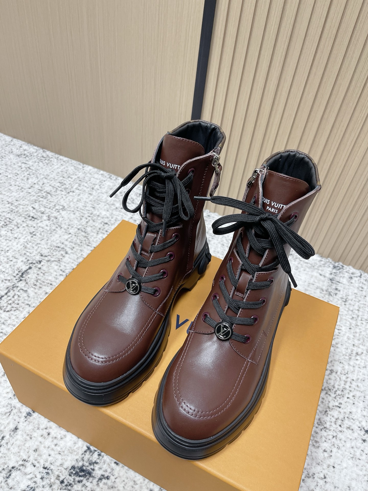 NO:592912,The top version of LV 25ss autumn and winter round toe short boots｜The British elegance that catches my heart at first glance. These boots really have my name written on them!  The high-grade texture of grained calfskin brings gentleness within reach. Every detail is tasteful. Front strap + side zipper, easy to put on and take off. Original fabric lining, skin-friendly and breathable, still light after long walks. Classic LV letter buckle, retro and fashionable, easily giving a high-end feel. Thickened rubber sole, soft and wear-resistant, adding aura to every step. A pair of shoes defines the elegance of the whole season. Put it on and every step will feel like walking on a show.  size35-39 (customized 40/41), boots, louis vuitton, boots, cowhide19860909顶级版本 LV 25ss 秋冬圆头短靴｜一眼心动的英伦优雅 这双靴子,真的写了我名字！粒面小牛皮的高级质感,触手可及的温柔 细节皆是品味 前绑带+侧拉链,穿脱自在不费力 内里原版布面,亲肤透气,久走依旧轻盈 经典LV字母扣饰,复古时髦,轻松搭出高级感 加厚橡胶鞋底,柔软耐磨,步履间皆是气场 一双鞋,定义一整季的优雅.穿上它,每一步都像走在秀场 size35-39（40/41定做）,靴子,louis vuitton,boots,cowhide,Women's Shoes