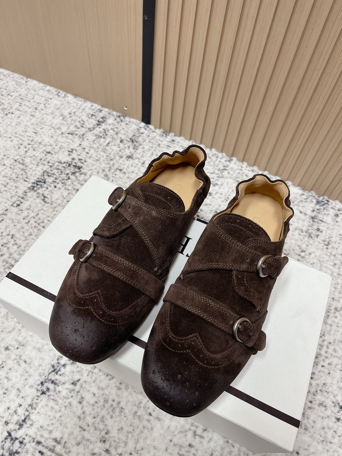 NO:593383,Top version 25ss early autumn new COTEMP brogue soft Menk shoes, single shoes that can be worn on the feet, slip-on leather shoes, retro carved and punched loafers. The traditional Menk shoes have a wide horizontal strap decoration and metal buckle on the upper, and are pressed on the tongue, which is easy to put on and take off, comfortable and versatile. COTEMP Ducal Brodé  On the basis of retaining the classical elements and texture of Monk shoes, Monk has comprehensively iterated past seasons' styles, making them softer and lighter. The leather surface has been treated with distressing technology, giving it a more retro temperament. Hand-made pleats are incorporated into the ankles to add exquisite details and can be worn to wrap or step on the feet. This series is available in four colors, showing different styles. Suede/cowhide upper, sheepskin lining, molded rubber outsole  Size 35-39 (40. Customized, non-refundable), leather shoes, loafers, cowhide, sheepskin, chamois leather19860909顶级版本 25ss早秋新款COTEMP 布洛克柔软孟克鞋 可踩脚穿单鞋 一脚蹬皮鞋 复古雕花冲孔乐福鞋 传统的孟克鞋鞋面上有一个宽大的横向带装饰及金属环扣,并压附于鞋舌上,穿脱方便且舒适百搭.COTEMP Ducal Brodé Monk在保留孟克鞋古典元素和质感的基础上,对往季的款式进行全面迭代,更具有柔软轻薄的特质.皮料表面经过做旧工艺处理,更具复古气质.脚踝处融入手工抽褶,增加精致细节感的同时,可包脚或踩脚穿着.该系列共四色可选,展现不同风格. 鞋面麂皮/牛皮 内里垫脚羊皮 鞋底开模橡胶大底 码数35-39（40.定做不退换）,皮鞋,loafers,cowhide,sheepskin,chamois leather,Women's Shoes