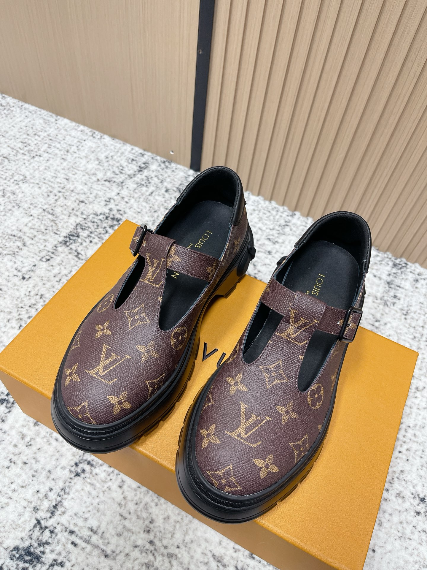 NO:593377,Top version LOUIS VUITTON ss25 LV brand new thick-soled casual shoes loafers, simple and retro, full of fashion!  The thick-soled design is both taller and more comfortable, making it easy to wear for daily commuting and leisure. The words 'LOUIS VUITTONPARIS' on the upper are super recognizable and are versatile. They can be worn in skirts and trousers, and can be easily switched between multiple styles. It is a must-have item in the wardrobe!  The upper is imported first-layer cowhide, the lining is cowhide, the outsole is original molded non-slip outsole, size: 35-41 (women's 40.41, custom-made and non-returnable), loafers, louis vuitton, louis vuitton, louis vuitton, loafers, skirts, cowhide19860909顶级版本 LOUIS VUITTON ss25 LV驴牌新款厚底休闲鞋乐福鞋 简约又复古,时髦感拉满！厚底设计增高又舒适,日常通勤、休闲都能轻松驾驭艹.鞋面“LOUIS VUITTONPARIS”字样超有辨识度,百搭属性强,裙装裤装都能hold住,轻松切换多种风格,是衣橱必备单品！ 鞋面进口头层牛皮 内里牛皮 大底原版开模防滑大底 码数: 35-41（女40.41订做不退换）,乐福鞋,louis vuitton,louis vuitton,louis vuitton,loafers,skirts,cowhide,Women's Shoes
