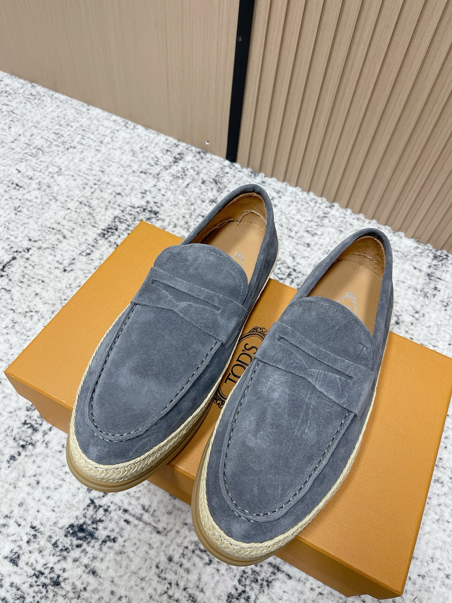 NO:594473,Top version men's Tod'S/Tod's men's loafers. This type of loafers is made of elegant imported first-layer cow leather, decorated with brand logo horizontal strips and exposed hand-stitching design. Genuine leather piping, wear-resistant rubber outsole, dyed calfskin lining, cowhide insole, soft and comfortable. Comes with a full set of packaging Size39-44 (customized at 38.45.46), loafers, Tod's, loafers, cowhide19860909顶级版本 男款 Tod'S/托德斯男士乐福鞋本款乐福鞋以雅致的进口头层牛皮革制成, 配以品牌logo横条装饰,外露手工缝线设计.真皮嵌边,耐磨橡胶大底,内里本染小牛皮,牛皮鞋垫,柔软舒适.配全套包装 Size39-44（38.45.46定做）,乐福鞋,Tod's,loafers,cowhide,Women's Shoes