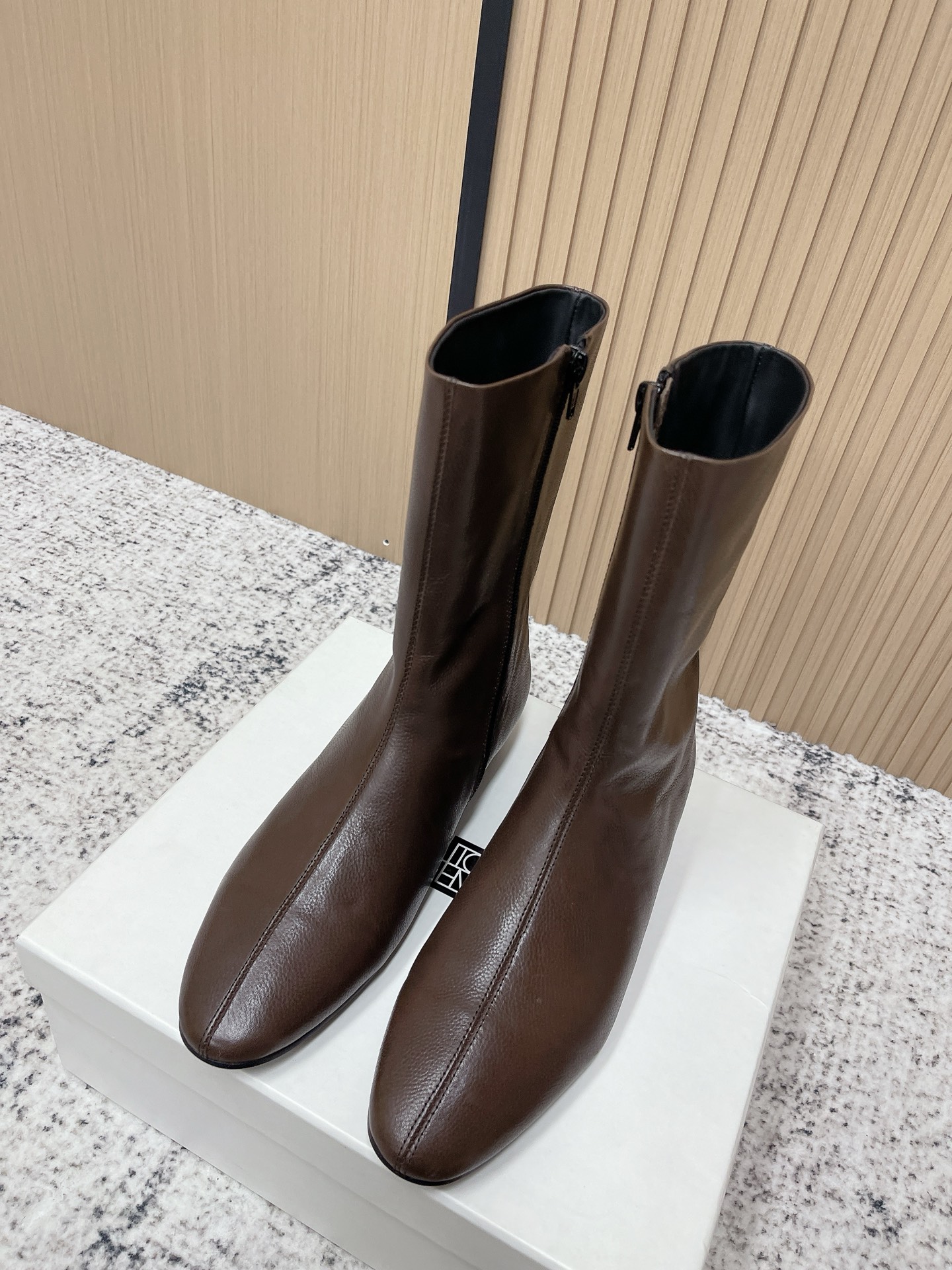 NO:594638,High quality niche trendy brand toteme25ss new autumn and winter simple round toe flat bottom side zipper short boots!  Super eye-catching, salty and sweet, the minimalist style must be toteme. Simple but not mediocre at all, elegant French style is easy to handle. Upper pebbled calfskin, lining sheepskin, Italian imported genuine leather outsole. Size: 35-41 (40 41 custom-made, non-refundable), boots, boots, cowhide, sheepskin, Leather soles19860909高品质 小众潮牌toteme25ss秋冬新款简易圆头平底侧拉链短靴！超级吸睛,盐甜,极简风还得是toteme 简约却丝毫不平庸,优雅法式轻松拿捏 鞋面荔枝纹小牛皮 内里垫脚羊皮 意大利进口真皮大底 码数:35-41（40 41订做不退换）,靴子,boots,cowhide,sheepskin,Leather soles,Women's Shoes