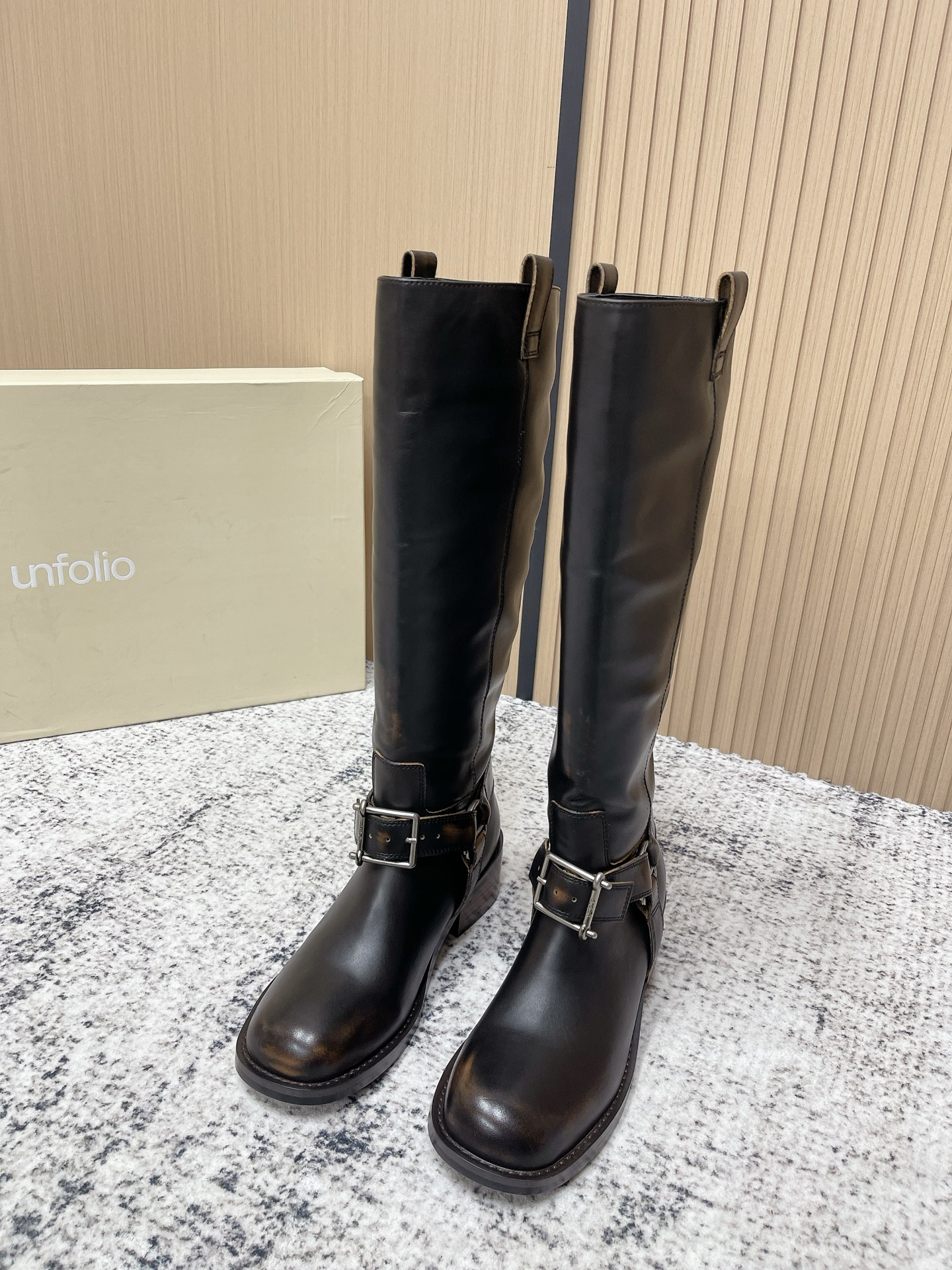 NO:594654,The top version of Unfolio, a niche fashion brand, 25ss new autumn and winter buckle pile boots, knight boots, is called the best-looking pile boots this year, without exaggeration, retro and versatile, lazy and simple. This pair of boots is simply the king of fashion in autumn and winter. Khaki and dark brown contrasting colors have retro accents, pleated design + metal buckle, full of details, and the upper feet are casual and classy. No matter whether it is worn or not, it can be easily worn with a sense of luxury~ The upper is made of original imported cowhide/cow suede  Sheepskin lining, original custom-made Italian injection outsole, Size 35-39 (40.41 custom-made, non-refundable), boots, boots, cowhide, sheepskin19860909顶级版本 Unfolio 小众潮牌 25ss秋冬新款 搭扣堆堆靴 骑士靴 称之为今年最好看的堆堆靴,毫不过分,复古百搭,慵懒简约 这双靴简直是秋冬时髦王炸 卡其与深棕撞色 自带复古腔调 褶皱设计+金属扣 细节感拉满 上脚随性又有范儿 不管配还是 都能轻松穿出高级感～ 鞋面采用原版进口牛皮/牛反绒 内里垫脚羊皮 鞋底原版定制意大利注塑大底 Size35-39（40.41订做不退换）,靴子,boots,cowhide,sheepskin,Women's Shoes