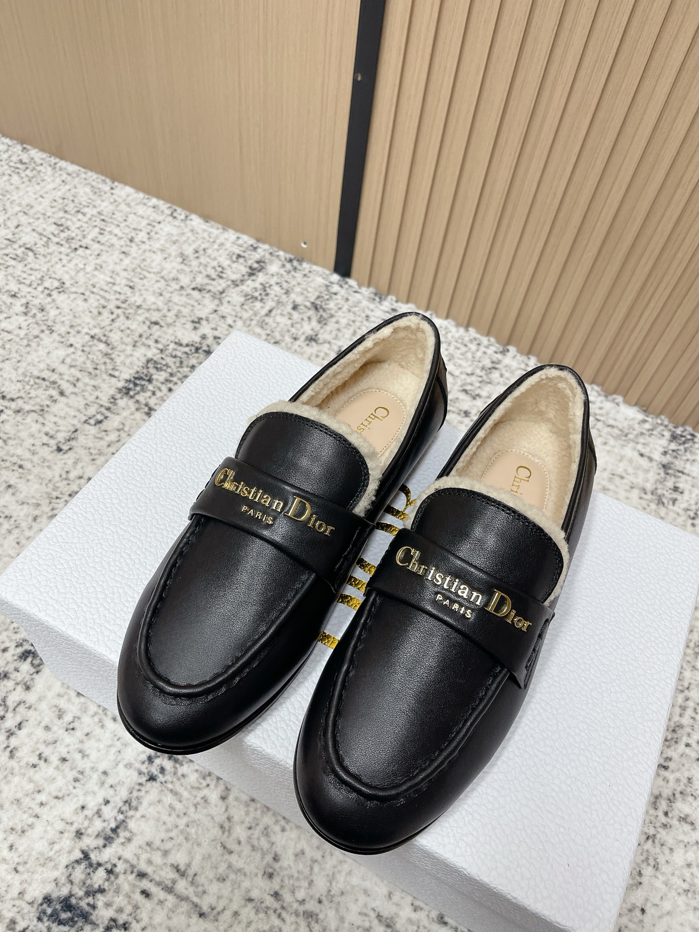 NO:594652,Top version Dior | Dior 25 new autumn and winter products. The main product of the counter is the new DiorAlps Dior Boy letter buckle wool loafers. New hard goods. BS purchasing level!  Full of high-end feel!  A popular model among bloggers at home and abroad, it’s retro and fashionable, and your feet look stunning!  The official website's main recommendation★ ━━━━━ t ━━━━━ Original custom-made calfskin/cow upper. Lining: Imported wool lining. Original open-molded injection molded leather outsole. Shoe size: 35-39 (40.41 customized, non-refundable), loafers, dior, dior, loro.  piana,loafers,cowhide,Leather soles19860909顶级版本 Dior | 迪奥 25 秋冬新品 专柜主打新款 DiorAlps Dior Boy 字母扣羊毛乐福鞋 硬货上新 BS代购级别！高级感十足！国内外博主刷爆的一款,复古又时髦 上脚美炸了！官网主推款★ ━━━━━ t ━━━━━ 鞋面原版定制小牛皮/牛猄 内里: 进口羊毛里 大底原版开模注塑真皮大底 鞋码: 35-39（40.41定制不退换）,乐福鞋,dior,dior,loro piana,loafers,cowhide,Leather soles,Women's Shoes