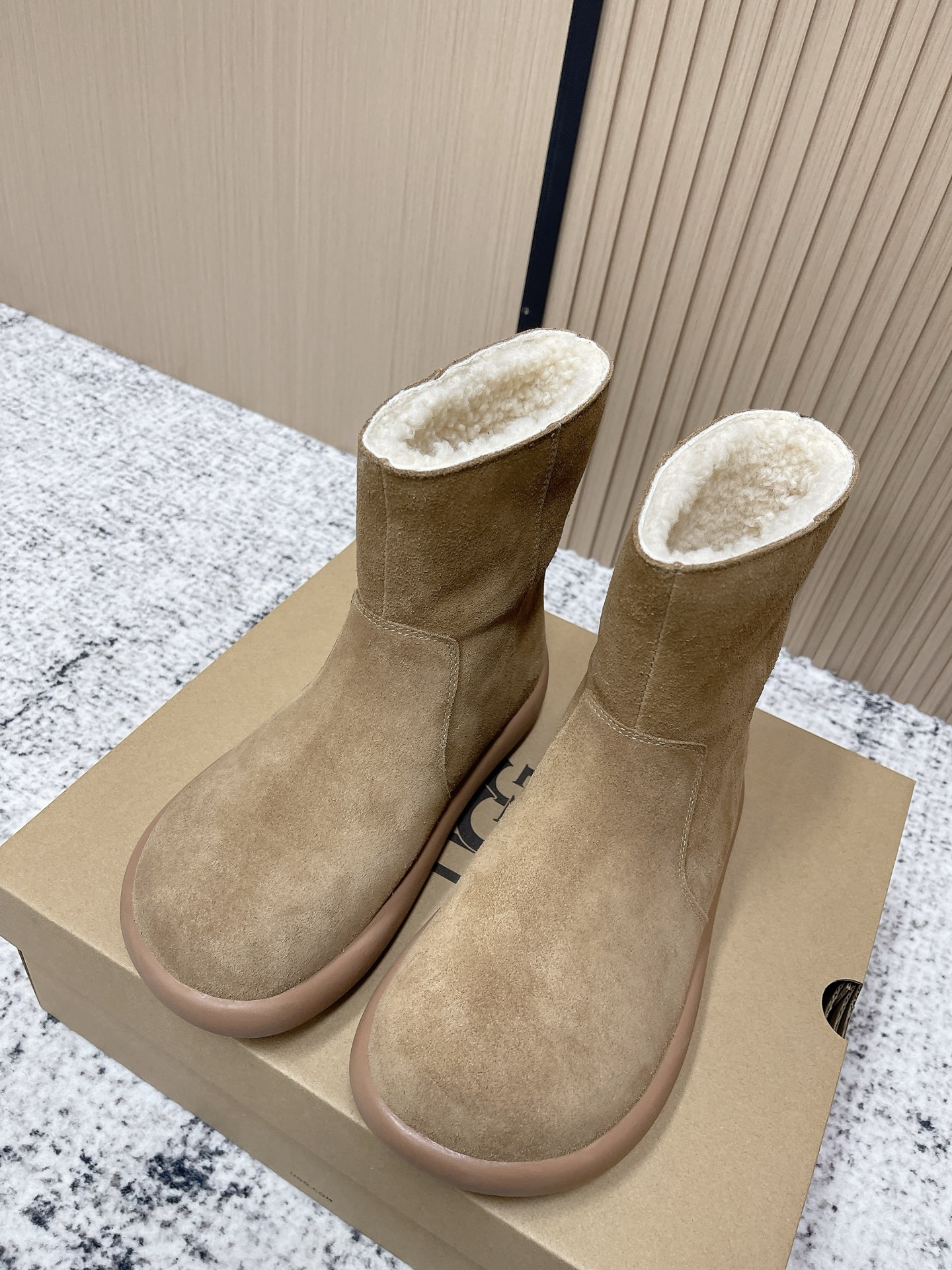 NO:612192,The top version of UGG's latest thick-soled snow boots for autumn and winter. There are many celebrity Internet celebrities. Must-have furry shoes for autumn and winter. Real wool is super warm on the feet. A shoe that will not conflict with clothes. Simple partition design. Logo embellishment in details gives a sense of luxury. It can be worn with any trousers and skirts. Very comfortable and good-looking. The soles are super light. A proper height-increasing artifact b original molded foam outsole.  Size35-40 (40. Customized), snow boots, boots, skirts19860909顶级版本 UGG秋冬最款新厚底雪地靴 超多明星网红种草 秋冬必备毛毛鞋 真羊毛上脚超暖和 一款不会撞衫的鞋子 简约的隔板设计 细节处logo点缀高级感满满 无论什么裤子裙子都能驾驭 上脚非常舒适好看鞋底超级轻 妥妥的增高神器b原版开模发泡大底 Size35-40（40.定做）,雪地靴,boots,skirts,Women's Shoes