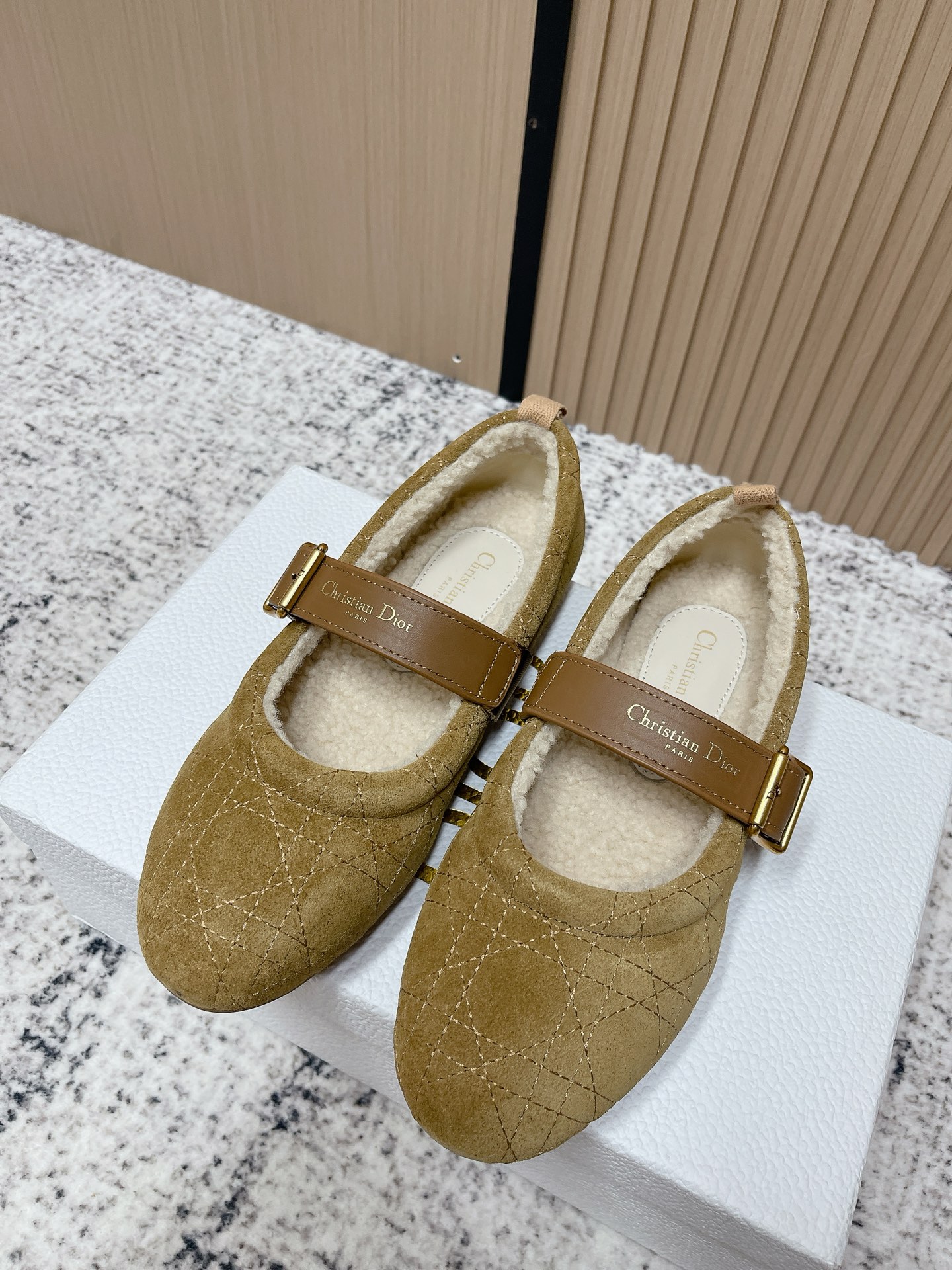 NO:612187,Top version Dior | Dior 25 new autumn and winter wool loafers, new hard goods, BS purchasing level!  Full of high-end feel!  A popular model among bloggers at home and abroad, it’s retro and fashionable, and your feet look stunning!  The official website's main recommendation★ ━━━━━ t ━━━━━ Original custom-made cowhide upper Lining: Imported wool lining Original molded rubber outsole Shoe size: 35-39 (40.41 customization is not returnable), fur shoes, dior, dior, loafers19860909顶级版本 Dior | 迪奥 25 秋冬新品 羊毛乐福鞋 硬货上新 BS代购级别！高级感十足！国内外博主刷爆的一款,复古又时髦 上脚美炸了！官网主推款★ ━━━━━ t ━━━━━ 鞋面原版定制牛猄 内里: 进口羊毛里 大底原版开模橡胶大底 鞋码: 35-39（40.41定制不退换）,毛毛鞋,dior,dior,loafers,Women's Shoes
