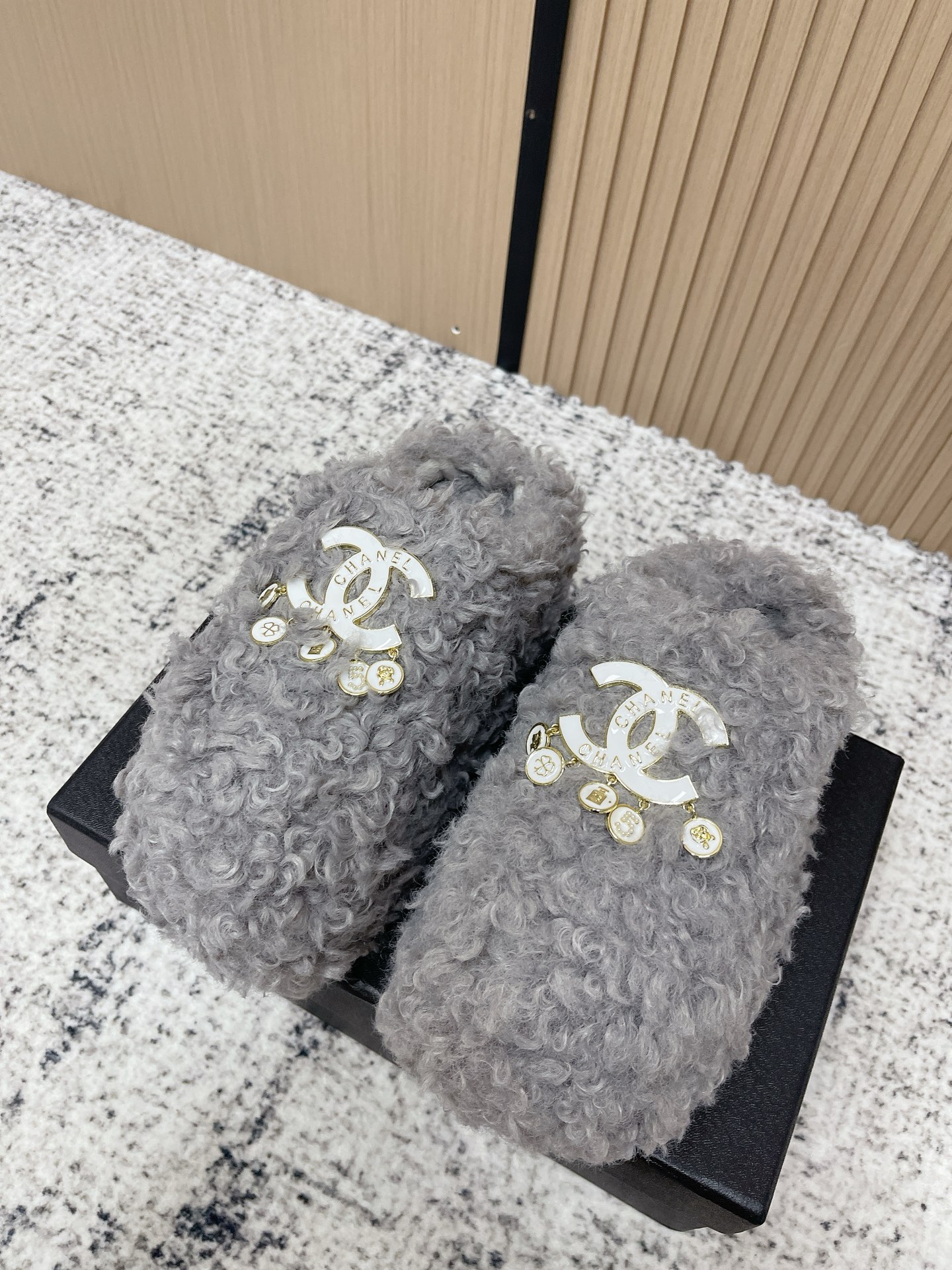 NO:612177,Top version Chanel 25ss new autumn and winter style small fragrant all-genuine leather honey slippers, exquisite and cute fur slippers!  When it comes to what is the most worn item in autumn and winter, then the first vote must be thermal slippers. They are fashionable and warm. I buy Chanel fur slippers every year. They are versatile and versatile. They are a must-have item this autumn and winter!  Imported wool for the uppers, imported wool for the feet, Italian genuine leather outsole, size 35-39 (customized at 40.41), semi-furry shoes, chanel, chanel, slippers, Leather soles19860909顶级版本 Chanel 25ss 秋冬新款 小香爆款全真皮蜜儿拖鞋 精致又可爱的毛毛拖鞋 ！ 要说秋冬穿着率最高的单品是什么那么第一票一定敲保暖毛拖既时髦又有温度每年都会入手香奈儿毛毛拖鞋, 万能百搭神器,这个秋冬必入单品！ 鞋面进口羊毛 垫脚进口羊毛 大底意大利真皮大底 码数35-39（40.41定做）,半拖毛毛鞋,chanel,chanel,slippers,Leather soles,Women's Shoes