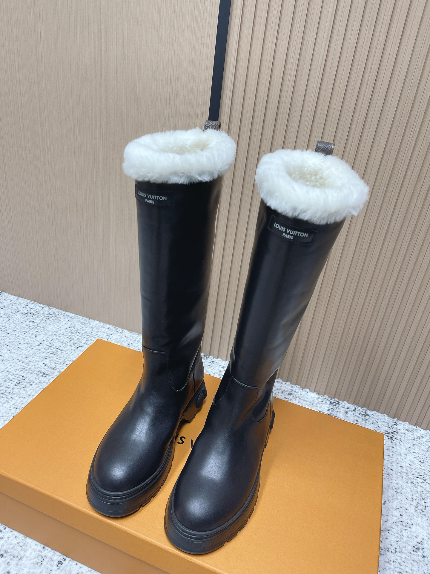 NO:612155,High version LOUIS VUITTON 25ss LV donkey brand new British style handsome Martin boots knight boots long boots last type versatile slim foot yyds. Three-dimensional and full shape, full of temperament comfortable on the foot very retro style, full of aura, plus the original presbyopic design style is very classic perfect details original imported cowhide leather upper lining cowhide/wool outsole original open mold anti-slip outsole Size:  35-40 (40.41 custom-made, non-refundable), boots, louis vuitton, louis vuitton, louis vuitton, boots, cowhide19860909高版本  LOUIS VUITTON 25ss LV驴牌新款英伦风帅气马丁靴骑士靴长靴 楦型百搭瘦脚yyds.造型立体饱满,气质满满 上脚舒适 非常复古风、气场十足,加原版老花设计风格非常经典 细节完美 鞋面原版进口牛皮 内里牛皮/羊毛 大底原版开模防滑大底 Size: 35-40（40.41订做不退换）,靴子,louis vuitton,louis vuitton,louis vuitton,boots,cowhide,Women's Shoes