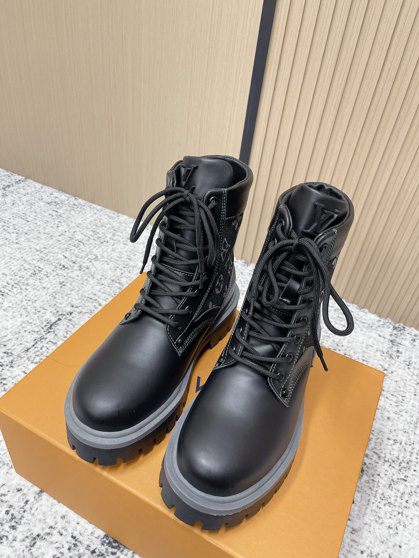 NO:612167,High version, couple model LOUIS VUITTON 25ss LV donkey brand new British style handsome Martin boots, versatile last shape and slim feet yyds. Three-dimensional and full shape, full of temperament, comfortable on the feet, very retro style, full of aura, plus the original presbyopic design style is very classic, perfect details, original imported cowhide on the upper, imported cowhide on the lining, original open molded anti-slip outsole Size:  35-45 (female 40.41 male 45 customized), boots, louis vuitton, louis vuitton, louis vuitton, boots, cowhide19860909高版本 情侣款  LOUIS VUITTON 25ss LV驴牌新款英伦风帅气马丁靴 楦型百搭瘦脚yyds.造型立体饱满,气质满满 上脚舒适 非常复古风、气场十足,加原版老花设计风格非常经典 细节完美 鞋面原版进口牛皮 内里进口牛皮 大底原版开模防滑大底 Size: 35-45（女40.41男45订做）,靴子,louis vuitton,louis vuitton,louis vuitton,boots,cowhide,Women's Shoes