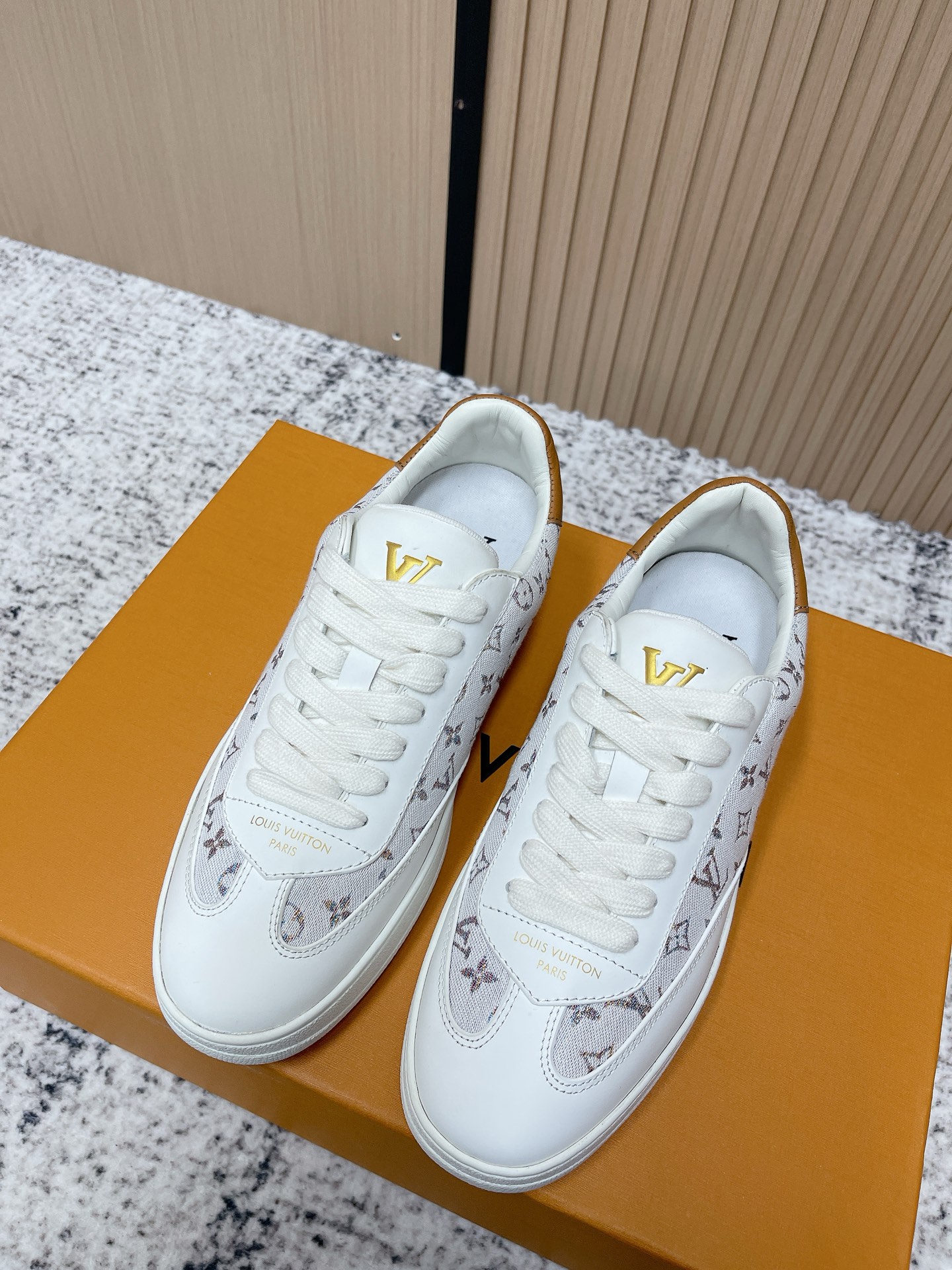 NO:612161,The top version of Louis Vuitton casual sneakers, white shoes, many Internet celebrity fashion bloggers planted grass, simple shoe grid design, brand LOGO embossing, presbyopia stitching, full of aristocratic atmosphere, thickened rubber outsole, stable and wear-resistant, highlighting the brand charm, fashionable and versatile, whether it is sports and leisure or street fashion, it can be easily controlled. Size: 35-40 (40 customized), casual shoes/sports shoes, louis vuitton, louis  vuitton,sneakers19860909顶级版本 Louis Vuitton路易威登 休闲板鞋 小白鞋 超多网红时尚博主种草 简约的鞋型格板设计 品牌LOGO压花 老花拼接 尽显贵族气息 加厚橡胶外底 稳定耐磨 彰显品牌魅力 时尚百搭 无论是运动休闲还是街头潮流 都能轻松驾驭 码数:35-40（40定做）,休闲鞋/运动鞋,louis vuitton,louis vuitton,sneakers,Women's Shoes