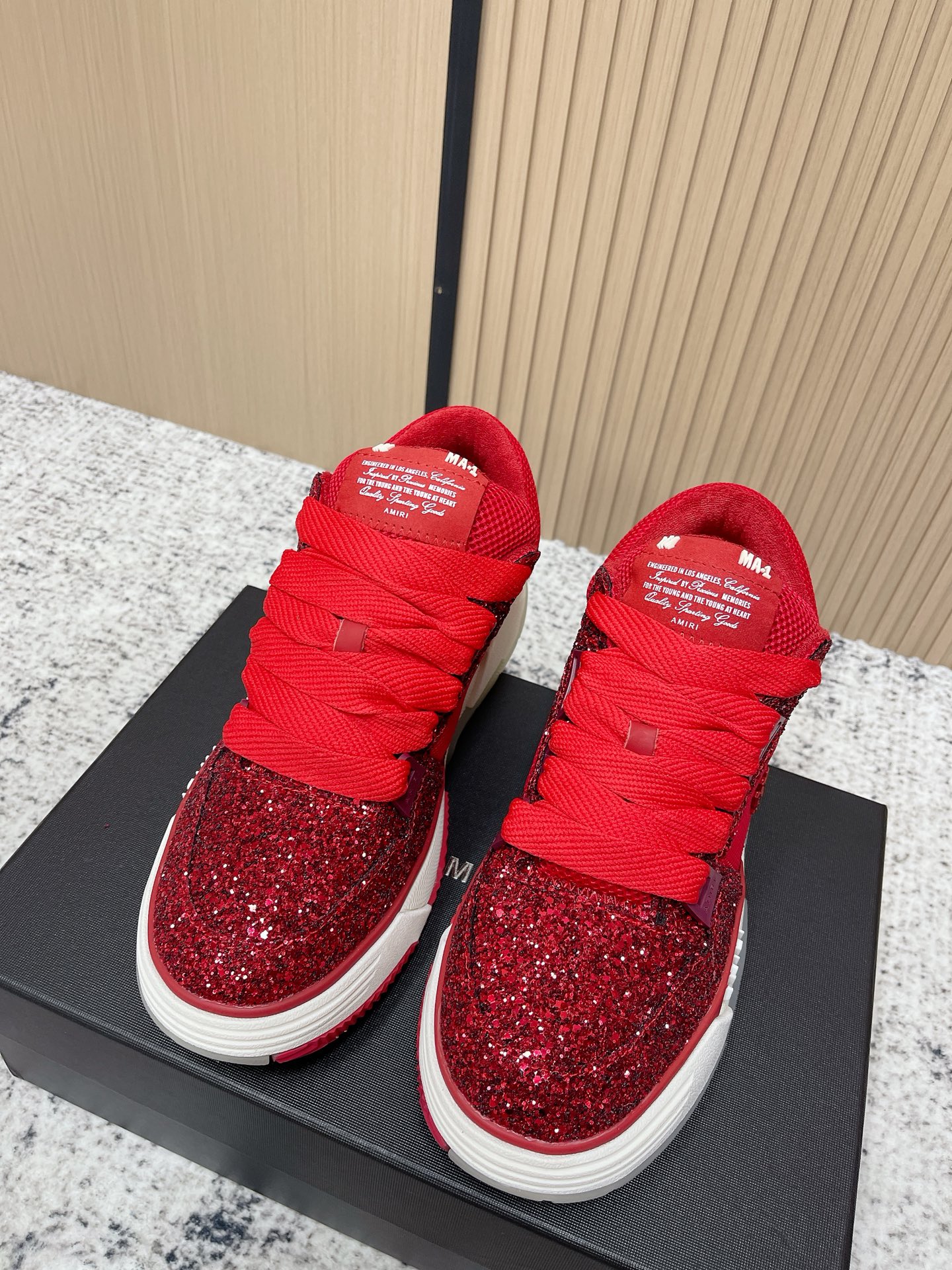 NO:614533,: Couple 'Exclusive Top Version' A*MIRI Emil 2025 vs Couple's Bread Casual Shoes Series... [Couple's Bread Casual Shoes] The official website is updated simultaneously with the latest color matching of the couple's models. Pay attention to distinguishing details. Accept all comparisons and create them after repeated molding for several months. Top original single quality. Guangdong purchasing agent version, full of details. Super explosive!  AUTRY, an exclusive version of AUTRY couple's bread casual shoes from a high-street fashion brand in Los Angeles, is the same model for many celebrity Internet celebrities. Chinese new rapper Xiaobai Gali, Wang Yibo, Yang Mi and other Internet celebrity bloggers are competing for their feet. AJ1's three-dimensional molded metal logo on the side of the shoe is on par with Nike's popular Fog. The heroic value instantly has a bit of punk rock flavor, all showing fashion sense and street style... Fabric: Original custom-made cowhide rhinestones. Lining: Original custom-made terry cloth.  Foot pads: Original customized terry cloth injection molded pads Outsole: Exclusive 1:1 open mold three-color TPU foam combination outsole Size: 35-44 for couples (41 for women and 45 for men, customized and non-returnable) Packaging: Customized original full set of packaging, casual shoes/sports shoes, sneakers19860909:情侣《独家顶级版本》 A*MIRI埃米尔2025vs情侣面包休闲鞋系列……【情侣面包休闲鞋】 官网同步更新情侣款最新配色 注意区分细节 接受一切对比,经反复开模数月打造 顶级原单品质 莞产代购级版本,细节满满 超级爆！来自洛杉矶的高街潮牌独家爆版AUTRY情侣面包休闲鞋,众多明星网红同款,中国新说唱歌手小白Gali 王一博 杨幂等网红博主争夺上脚,AJ1的鞋型侧面立体开模金属标,跟Nike爆火的Fog平起平坐,英气值瞬间颇具几分朋克摇滚味,无不彰显时尚感与街头风…… 面料:原版定制牛猄烫钻 内里:原版定制毛巾布 垫脚:原版定制毛巾布注塑成型垫 大底:独家1:1开模三色TPU发泡组合大底 码数:情侣35-44（女41男45定制不退换） 包装:定制原版全套包装,休闲鞋/运动鞋,sneakers,Women's Shoes