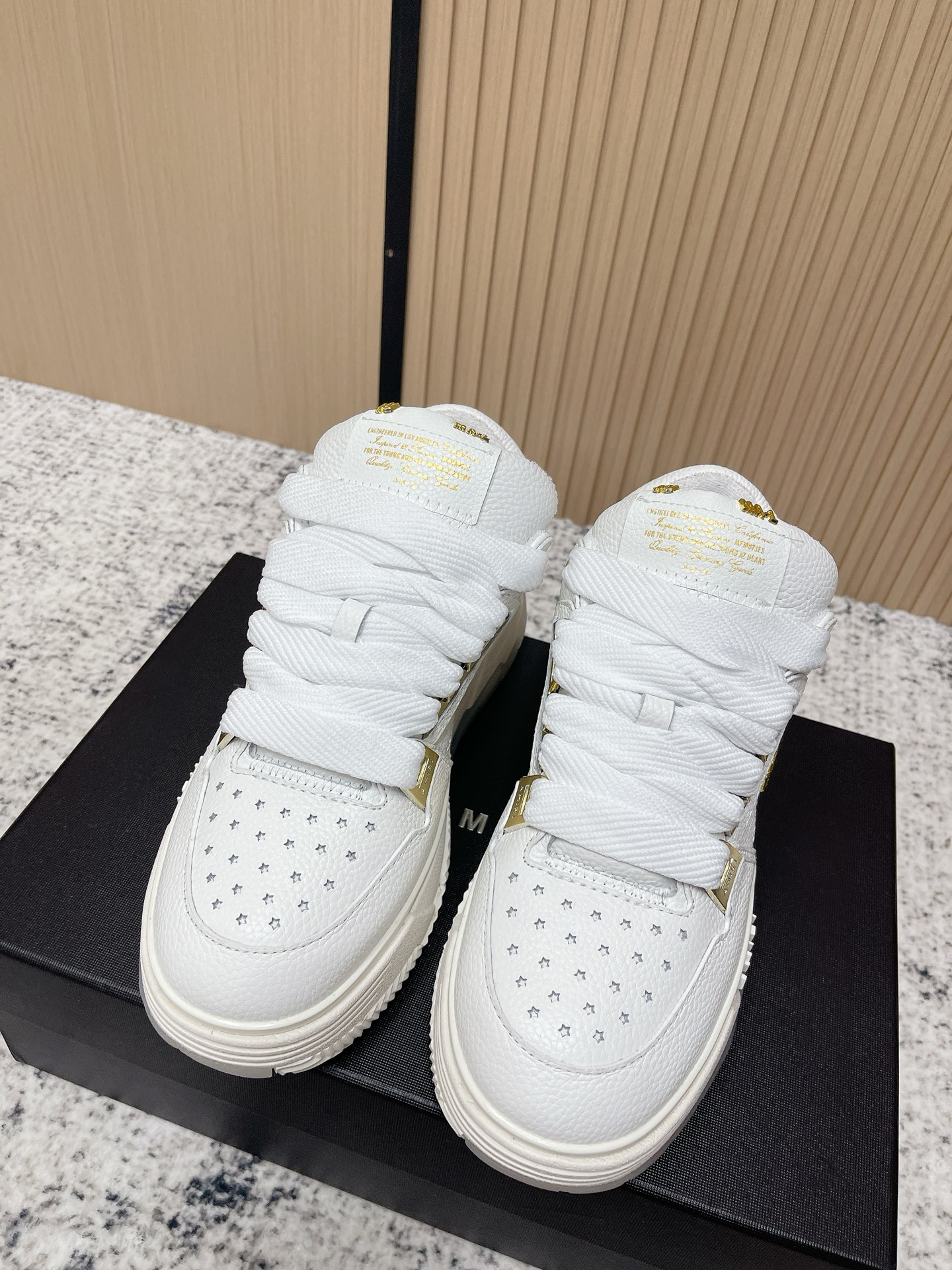 NO:614538,: Couple 'Exclusive Top Version' A*MIRI Emil 2025 vs Couple's Bread Casual Shoes Series... [Couple's Bread Casual Shoes] The official website is updated simultaneously with the latest color matching of the couple's models. Pay attention to distinguishing details. Accept all comparisons and create them after repeated molding for several months. Top original single quality. Guangdong purchasing agent version, full of details. Super explosive!  AUTRY, an exclusive version of AUTRY couple's bread casual shoes from a high-street brand in Los Angeles, is the same model for many celebrity Internet celebrities. Chinese new rapper Xiaobai Gali, Wang Yibo, Yang Mi and other Internet celebrity bloggers are competing for their feet. AJ1's three-dimensional molded metal logo on the side of the shoe is on par with Nike's popular Fog. The heroic value instantly has a bit of punk rock flavor, all showing fashion sense and street style... Fabric: Original customized cowhide punching process. Lining: Original customized terry cloth.  Foot pads: Original customized terry cloth injection molded pads Outsole: Exclusive 1:1 open mold three-color TPU foam combination outsole Size: 35-44 for couples (41 for women and 45 for men, customized and non-returnable) Packaging: Customized original full set of packaging, casual shoes/sports shoes, sneakers, cowhide19860909:情侣《独家顶级版本》 A*MIRI埃米尔2025vs情侣面包休闲鞋系列……【情侣面包休闲鞋】 官网同步更新情侣款最新配色 注意区分细节 接受一切对比,经反复开模数月打造 顶级原单品质 莞产代购级版本,细节满满 超级爆！来自洛杉矶的高街潮牌独家爆版AUTRY情侣面包休闲鞋,众多明星网红同款,中国新说唱歌手小白Gali 王一博 杨幂等网红博主争夺上脚,AJ1的鞋型侧面立体开模金属标,跟Nike爆火的Fog平起平坐,英气值瞬间颇具几分朋克摇滚味,无不彰显时尚感与街头风…… 面料:原版定制牛皮冲孔工艺 内里:原版定制毛巾布 垫脚:原版定制毛巾布注塑成型垫 大底:独家1:1开模三色TPU发泡组合大底 码数:情侣35-44（女41男45定制不退换） 包装:定制原版全套包装,休闲鞋/运动鞋,sneakers,cowhide,Women's Shoes