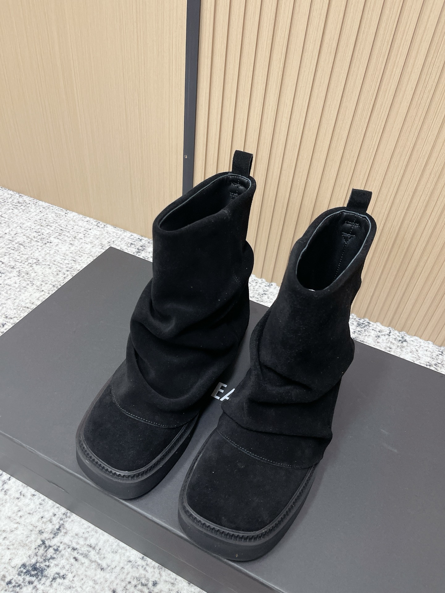 NO:614576,Top version niche trendy brand THE ATTICO 2025Fw new autumn and winter fashionable thick-soled short boots, hot Internet celebrity short-cut boots and slip-on boots. Leisurely presents the new iconic shoe series 'Robin'. The selected leather is combined with street inspiration, and the ingenious craftsmanship has leaped into exquisite everyday life. The unique pleats and metal embellishments are unique. The various styles depict the diverse portraits of urban women, and they can walk freely on their own home court!  A super high-quality item. A pair of boots that look great with any outfit. It’s amazing. The fashion sense and texture are really online. I would call it a must-have item for hot girls. The pile of boots make your legs look longer and slim. The super-cool boot shape makes you look stylish when you walk around 2.8 meters tall!  !  Visual feast, sexy and free temperament, simple temperament style!  Upper cowhide/cow suede, lining foot pads, water-dyed cowhide, sole leather welt combined with Italian genuine leather outsole, heel height 4cm, size 35-39 (40. Customized, non-returnable), boots, boots, cowhide, Leather soles19860909顶级版本 小众潮牌 THE ATTICO 2025Fw秋冬新品时髦厚底短靴爆火网红短筒堆堆靴一脚蹬短靴 悠然呈现全新标志性鞋履系列「Robin」 甄选皮革融合街头灵感,匠心工艺跃升精致日常,个性褶裥与金属缀饰特立独行,多样款式描绘都市女性多元肖像,率性游走自我主场！ 超高品味单品 搭配一切衣服都好看的一双靴 太绝了 真的时尚感和质感都很在线啊,我愿称之为辣妹必备单品,堆堆靴超显腿长腿细,超酷的靴型穿上走路带风气场两米八！！ 视觉盛宴 性感自由气质 简约气质款式！ 鞋面牛皮/牛反绒 内里垫脚水染牛皮 鞋底真皮沿条组合意大利真皮大底 跟高4cm 码数35-39（40.定做不退换）,靴子,boots,cowhide,Leather soles,Women's Shoes