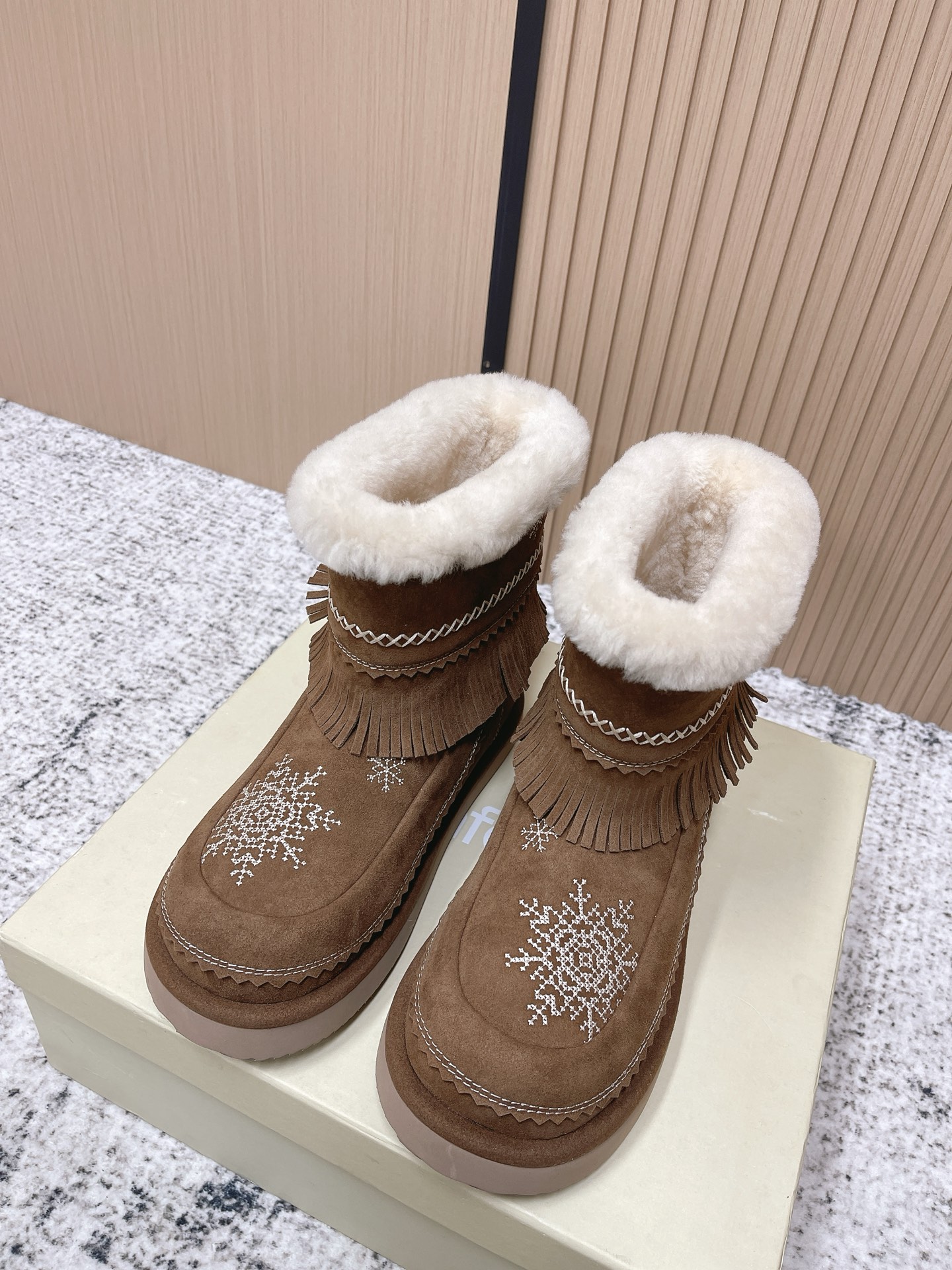 NO:614570,top version  unfolio's super cute LUMI snow boots are exquisite and relaxed, just the right fashion. They are inspired by the essence of traditional Inuit warm shoes. They use natural materials to resist wind and snow, and reconstruct the shape of the boot shaft with the brand's unique stacking feel. The snowflake embroidery on the boot body brings a warm winter atmosphere, and the tassels add a sense of agility when walking. The exquisite hand-stitching process improves the durability of the shoes. You can feel the down-to-earth warmth and comfort every time you walk. The soft colors make it easy to adapt to various winter outfits.  The upper is made of environmentally friendly synthetic leather, which is durable and easy to clean. It saves effort in daily care. The exquisite embroidery echoes the winter intention in the design inspiration. The thick wool blend material is fluffy and warm, and can firmly lock in the foot temperature in low temperature environments. The boot shape is round and full, which can accommodate more foot types, taking into account comfort and neatness. The sole is made of 2.5 cm EVA foam material, which is lightweight and burdenless. Size 35-39, snow boots, boots19860909顶级版本 unfolio超可爱LUMI雪地靴,打造精巧松弛,恰到好处的时尚,灵感源自因纽特人传统保暖鞋履的精髓,以自然材质抵御风雪,以品牌特有的堆叠感重构靴筒形态,靴身雪花刺绣自带的冬日的温润气息,流苏增添行走时的灵动感,精巧手缝工艺提升鞋履耐穿度,每一步行走都能感受到踏实的温暖与舒适,色调柔和,轻松适配冬日各类穿搭 鞋面采用环保合成革,抗造且易清洁,日常打理省心,精致刺绣,呼应设计灵感中的冬日意向,厚实羊毛混纺材质,蓬松保暖性强,低温环境下能牢牢锁住脚步温度,靴型圆润饱满,包容更多脚型,兼顾舒适与利落感,鞋底为2.5厘米EVA发泡材质,轻巧无负担. 码数35-39,雪地靴,boots,Women's Shoes