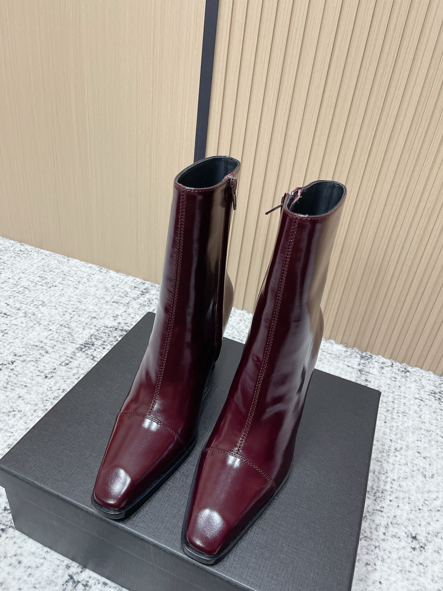 NO:614564,Top version of Saint Laurent / Saint Laurent, French temperament, high-definition side zipper high-heeled fashion boots on the day, French version, the essence of pure Saint Laurent's beautiful boots, non-market version, see pictures to make goods, match with various small skirts, not picky at all. Patent leather upper/calf leather, sheepskin lining, genuine leather outsole, heel height 10·5cm, size 35-39 (40 customized, non-returnable, non-exchangeable), boots, saint  laurent,saint laurent,boots,skirts,cowhide,sheepskin,Leather soles19860909顶级版本 Saint Laurent / 圣罗兰 法式气质 高定当天侧拉链高跟时装靴 法式版型,纯正圣罗兰绝美靴精髓 非市场版看图做货 各种小裙子搭配起来 完全不挑脚型 鞋面漆皮/小牛皮 内里羊皮 鞋底真皮大底 跟高10·5cm 码数35-39（40定制不退不换）,靴子,saint laurent,saint laurent,boots,skirts,cowhide,sheepskin,Leather soles,Women's Shoes