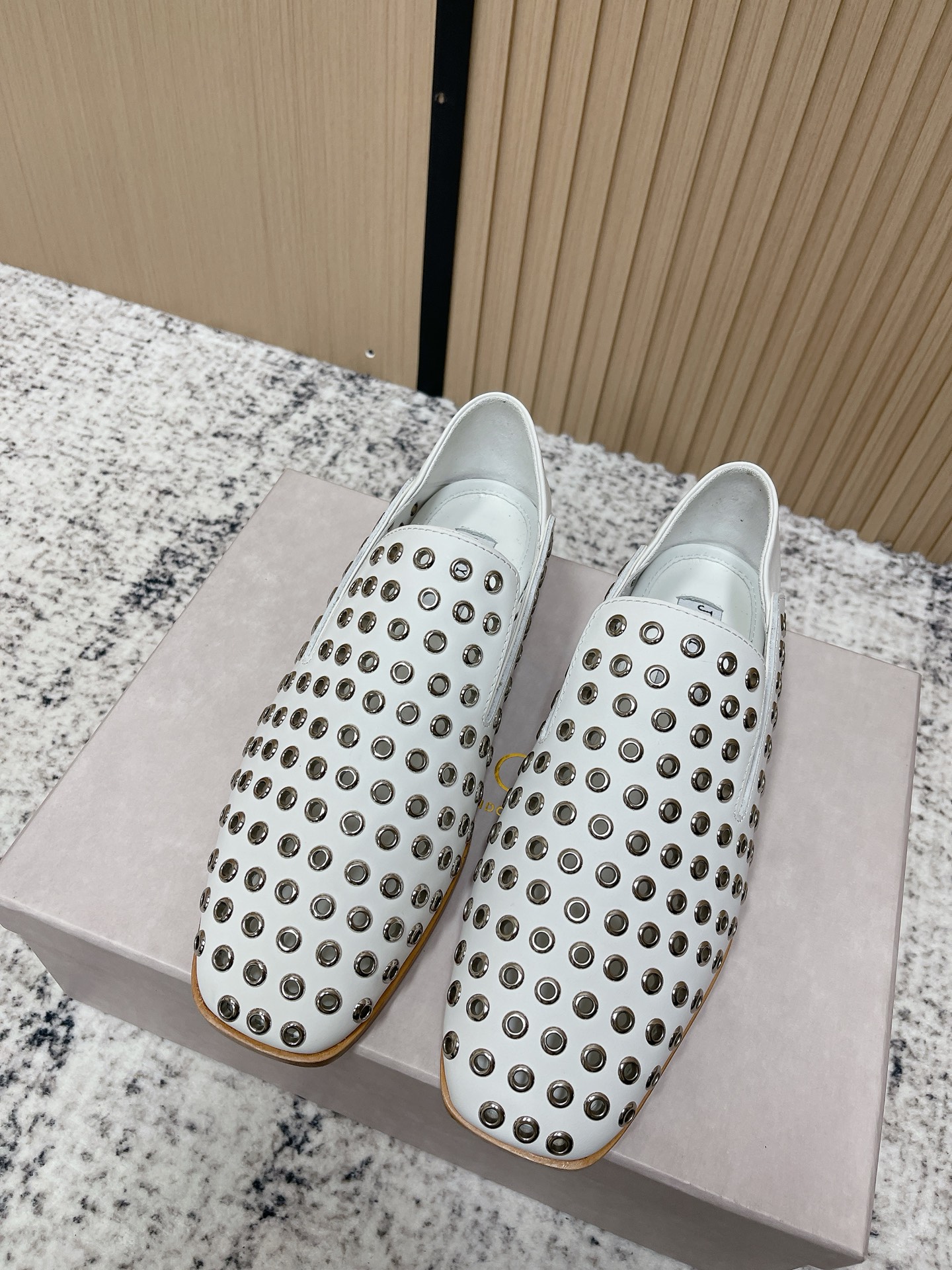 NO:614552,Purchasing agent Jimmy Choo Jimmy Choo/JC 2026 new flat soles, thick heels, hollow shoes, new fashion flat shoes, elegant and stylish, fashionable and durable, comfortable to wear, fashionable personality begins with the first step, elegant temperament, timeless, enjoy the envy of the eyes. Imported first-layer calfskin upper, lining, foot pad sheepskin outsole, Italian genuine leather outsole, accessories original custom hardware  Size#35-39 (40 customized, non-refundable and non-exchangeable), loafers, jimmy choo, jimmy choo, loafers, flats, cowhide, sheepskin, Leather soles19860909代购级 Jimmy Choo 吉米周/JC 2026 新款平底 粗跟 镂空 单鞋 新款时装平底鞋,优雅大气鞋型,时髦耐看,穿着舒适跟脚,时尚个性始于足下,优雅气质,历久弥新,悦享羡慕眼光 鞋面进口头层小牛皮 内里、垫脚羊皮 大底意大利真皮大底 配饰原版定制五金 Size#35-39（40定做不退不换）,乐福鞋,jimmy choo,jimmy choo,loafers,flats,cowhide,sheepskin,Leather soles,Women's Shoes