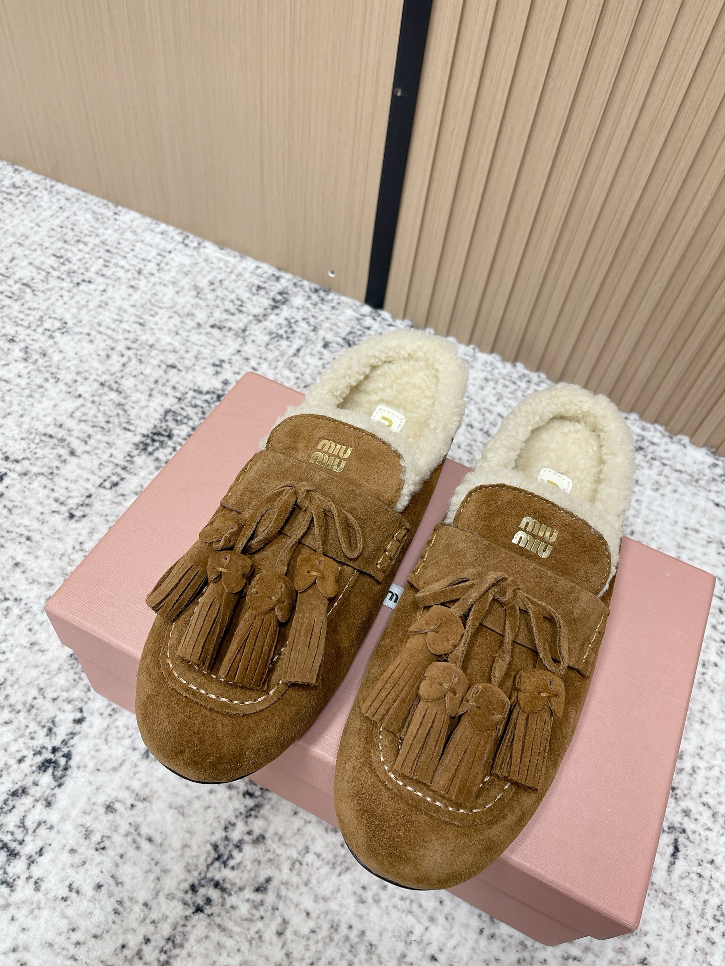 NO:614546,Top quality airplane box MiuMiu/Miu Miu 2025ss Autumn and Winter Tassels Fashionable wool lazy half-flops New for autumn Suede tassel loafers Medieval beauty New version of suede loafers are not basic The tassel design has a retro Zen feel This autumn must have Ha V This timeless suede leather driving shoe is decorated with bronzing Miu micro logo design, showing a unique classic style. The upper is made of high-quality deerskin  Outsole, rubber sole, lamb wool lining, yardage 35-40 (customized in 40), semi-shoes, miumiu, loafers, chamois leather19860909顶级品质飞机盒 MiuMiu/缪缪2025ss秋冬 流苏 时尚羊毛懒人半拖 秋上新 麂皮流苏乐福鞋 中古美感 新版型麂皮乐福鞋不基础 流苏设计带着一点复古的禅意的感觉 这个秋天一定要拥有哈V 这款永不过时的反绒皮驾车鞋饰有烫金Miu微标设计,彰显别具一格的经典格调. 鞋面优质鹿皮 大底橡胶底 内里羊羔毛 码数35-40（40订做）,半拖毛毛鞋,miumiu,loafers,chamois leather,Women's Shoes