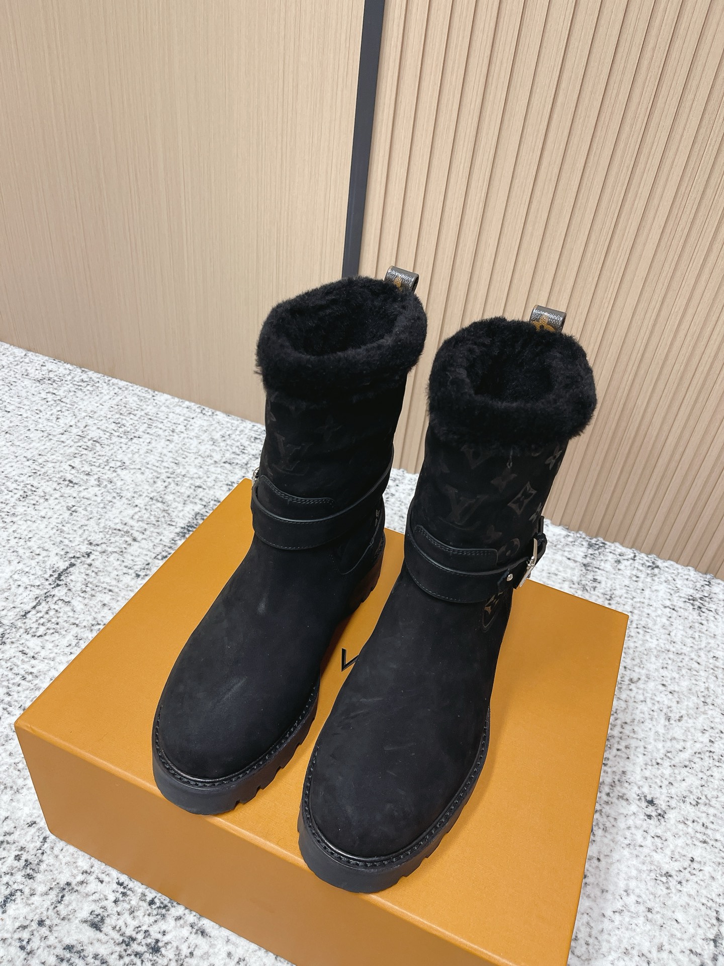NO:616969,#TOPVERSION# LV Louis Vuitton L Family Donkey Brand 25/ Monogram Series Fur-Integrated Thick-soled Snow Boots Monogram fur snow boots, frosted cowhide + classic presbyopia embossing, with a delicate and high-end texture. Sheep fur lining inside, soft and warm, super comfortable to wear in autumn and winter!  Thick-soled design has a heightening effect, western cowboy style + metal buckle, practical and fashionable. Exquisite packaging at the delivery counter. Fabric: Original custom imported first-layer cowhide. Lining: Imported warm wool lining. Sole: Original open-molded non-slip rubber material. Sole thickness 3.5cm. Size: #Female model 35-41 (40.41 fixed):, snow boots, louis vuitton, louis vuitton, louis vuitton, louis  vuitton,boots,cowhide,sheepskin19860909#顶级版本# LV 路易威登 L家 驴牌 25/ Monogram系列 皮毛一体 厚底 雪地靴 Monogram毛毛雪地靴,磨砂牛皮+经典老花压印,质感细腻又高级.内里羊皮毛一体,柔软保暖,秋冬穿超舒服！厚底设计有增高效果,西部牛仔风+金属扣带,实用又时髦 配送专柜精美包装 面料 : 原版定制进口头层牛皮 内里 : 进口保暖羊毛里 鞋底 : 原版开模防滑橡胶材质 底厚 3.5cm Size : #女款35-41（40.41定）  :,雪地靴,louis vuitton,louis vuitton,louis vuitton,louis vuitton,boots,cowhide,sheepskin,Women's Shoes