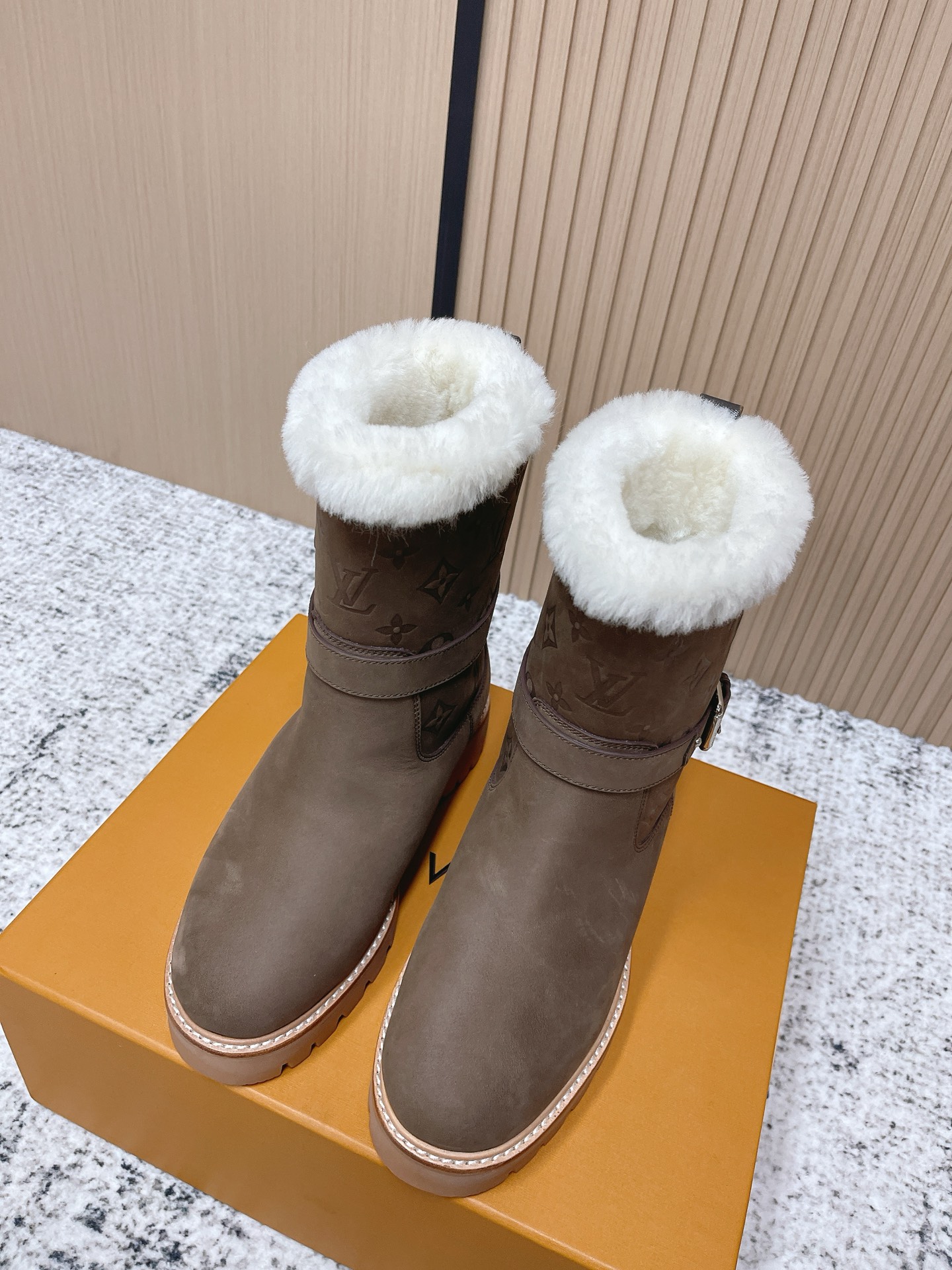 NO:616968,#Top Version LV Louis Vuitton L Family Donkey Brand 25/ Monogram Series Fur-integrated thick-soled snow boots Monogram fur snow boots, matte cowhide + classic presbyopia embossing, texture is delicate and high-end. Sheep fur is integrated inside, soft and warm, super comfortable to wear in autumn and winter!  Thick-soled design has a heightening effect, western cowboy style + metal buckle, practical and fashionable. Exquisite packaging at the delivery counter. Fabric: Original custom imported first-layer cowhide. Lining: Imported warm wool lining. Sole: Original open-molded non-slip rubber material. Sole thickness 3.5cm. Size: #Female model 35-41 (40.41 fixed):, snow boots, louis vuitton, louis vuitton, louis vuitton, louis  vuitton,boots,cowhide,sheepskin19860909#顶级版本 LV 路易威登 L家 驴牌 25/ Monogram系列 皮毛一体 厚底 雪地靴 Monogram毛毛雪地靴,磨砂牛皮+经典老花压印,质感细腻又高级.内里羊皮毛一体,柔软保暖,秋冬穿超舒服！厚底设计有增高效果,西部牛仔风+金属扣带,实用又时髦 配送专柜精美包装 面料 : 原版定制进口头层牛皮 内里 : 进口保暖羊毛里 鞋底 : 原版开模防滑橡胶材质 底厚 3.5cm Size : #女款35-41（40.41定）  :,雪地靴,louis vuitton,louis vuitton,louis vuitton,louis vuitton,boots,cowhide,sheepskin,Women's Shoes