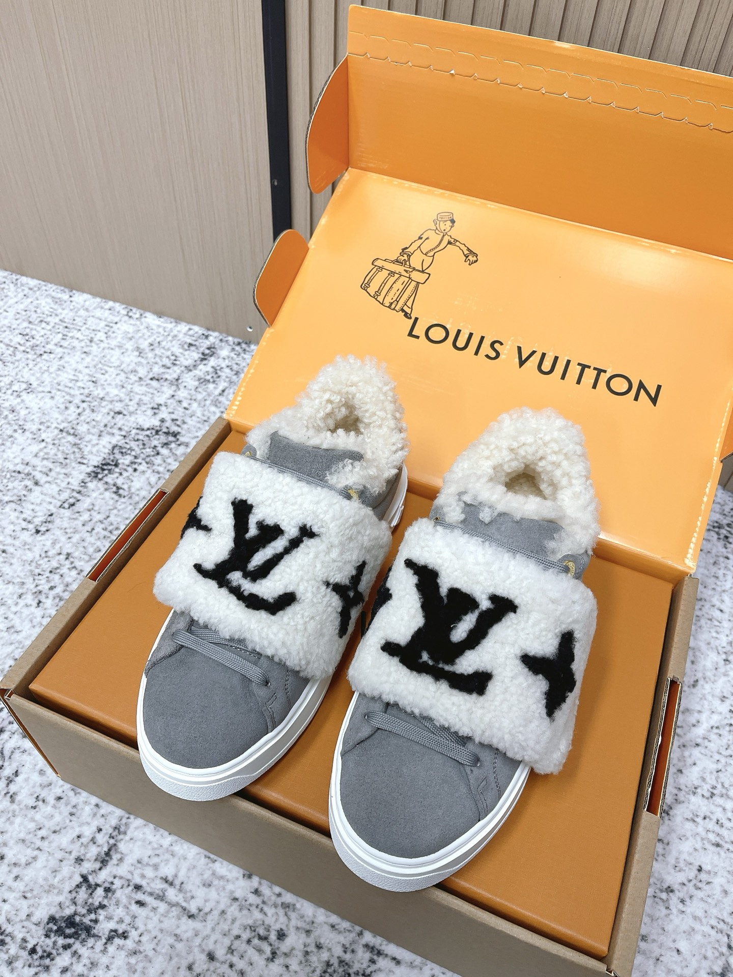 NO:614540,The top version of LouIs Vuitton Louis Vuitton TIME OUT casual sneakers with white shoe lining. This Time Out sneaker is spliced with cow leather and Monogram denim, echoing the current season's leather goods series. The denim luggage tag is fixed on the upper with a leather strap, highlighting Louis Vuitton's travel heritage. Dazzling inscribed eyelets and brand logo embossing on the tongue add exquisite details. Size 35-40 (customized in 41), fur shoes, louis  vuitton,louis vuitton,sneakers,cowhide19860909顶级版本 LouIs Vuitton 路易威登TIME OUT休闲板鞋 小白鞋毛里 本款Time Out运动鞋拼接牛皮革与 Monogram 丹宁布,与当季皮具系列遥相呼应.丹宁布行李牌通过皮革饰带固定于鞋面,彰显路易威登的旅行传承.耀目铭纹孔眼与鞋舌处品牌标识压纹增添考究细节. 码数35-40（41定做）,毛毛鞋,louis vuitton,louis vuitton,sneakers,cowhide,Women's Shoes