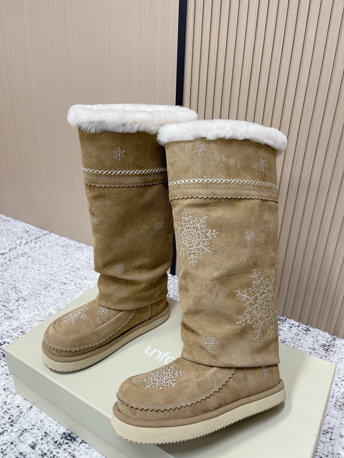 NO:626514,top version  unfolio's super cute LUMI snow boots are exquisite and relaxed, just the right fashion. They are inspired by the essence of traditional Inuit warm shoes. They use natural materials to resist wind and snow, and reconstruct the shape of the boot shaft with the brand's unique stacking feel. The snowflake embroidery on the boot body brings a warm winter atmosphere, and the tassels add a sense of agility when walking. The exquisite hand-stitching process improves the durability of the shoes. You can feel the down-to-earth warmth and comfort every time you walk. The soft colors make it easy to adapt to various winter outfits.  The upper is made of environmentally friendly synthetic leather, which is durable and easy to clean. It saves effort in daily care. The exquisite embroidery echoes the winter intention in the design inspiration. The thick wool blend material is fluffy and warm, and can firmly lock in the foot temperature in low temperature environments. The boot shape is round and full, which can accommodate more foot types, taking into account comfort and neatness. The sole is made of 2.5 cm EVA foam material, which is lightweight and burdenless. Size 35-39, snow boots, boots19860909顶级版本 unfolio超可爱LUMI雪地靴,打造精巧松弛,恰到好处的时尚,灵感源自因纽特人传统保暖鞋履的精髓,以自然材质抵御风雪,以品牌特有的堆叠感重构靴筒形态,靴身雪花刺绣自带的冬日的温润气息,流苏增添行走时的灵动感,精巧手缝工艺提升鞋履耐穿度,每一步行走都能感受到踏实的温暖与舒适,色调柔和,轻松适配冬日各类穿搭 鞋面采用环保合成革,抗造且易清洁,日常打理省心,精致刺绣,呼应设计灵感中的冬日意向,厚实羊毛混纺材质,蓬松保暖性强,低温环境下能牢牢锁住脚步温度,靴型圆润饱满,包容更多脚型,兼顾舒适与利落感,鞋底为2.5厘米EVA发泡材质,轻巧无负担. 码数35-39,雪地靴,boots,Women's Shoes