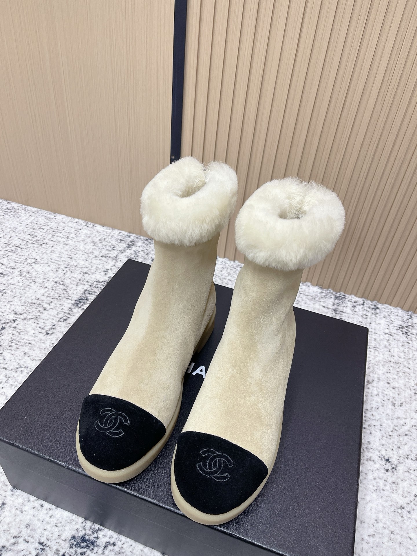 NO:626495,Chanel 2025 new autumn and winter lamb wool cold-proof and warm snow short boots, small fragrant letter logo hardware buckle, round toe, low heel, color matching, rear zipper motorcycle rider boots. The 'atmosphere weapon' of autumn and winter is this - the boot shaft is just stuck at the slimmest part of the ankle, the furry edge neutralizes the coolness, and the details of the toe are quiet and delicate. Suitable for skirts or trousers, and you will look warm and fashionable in autumn and winter.  Material: imported sheepskin upper + lamb wool lining + original molded outsole Heel height: 2.5CM Size 35-40 (customized for 40 non-returnable), half-slide snow boots, chanel, chanel, boots, skirts, sheep19860909Chanel 香奈儿 2025秋冬新款羊羔毛防寒保暖雪地短靴 小香字母logo五金扣圆头低跟拼色后拉链机车骑士靴 秋冬的“氛围感武器”就是它——靴筒刚好卡在脚踝最显瘦的位置,毛茸茸的边缘中和了酷感,鞋尖的细节是不动声色的精致.配裙子或裤装都适配,踩上就是又暖又时髦的秋冬画报. 材质:鞋面进口羊猄皮+羊羔毛内里+原版开模大底 跟高:2.5CM Size35-40(40定做不退换）,半拖雪地靴,chanel,chanel,boots,skirts,sheep,Women's Shoes