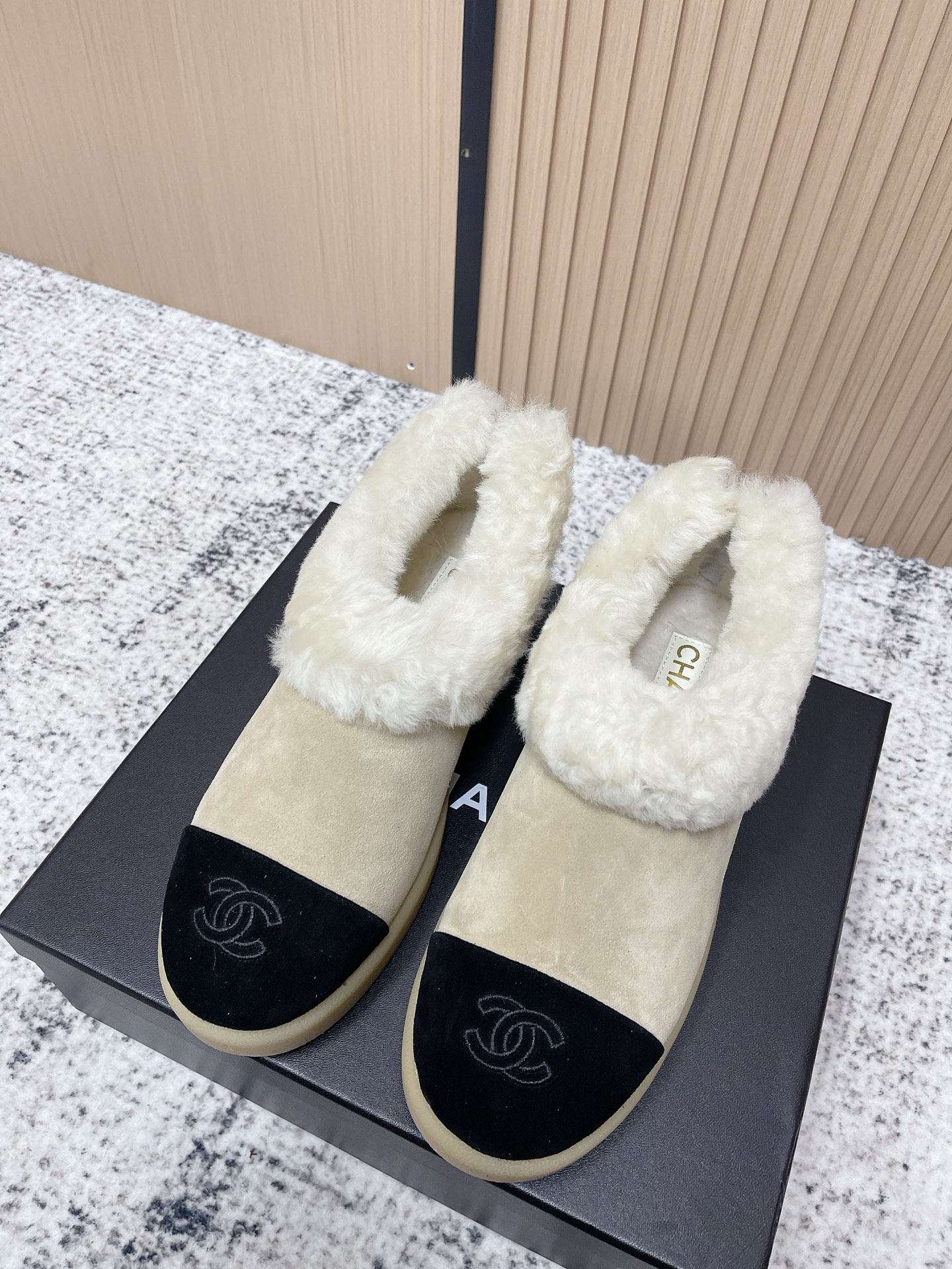 NO:626502,Chanel's 25th winter new model, a full pair of woolen warm shoes, is like a soft warm cloud wrapped around the feet - just around the height of the ankle, the furry edge traps warmth, and the logo on the toe is a small low-key highlight. It is as light as if you are not wearing shoes, for daily commuting or weekend wandering, both comfortable and good-looking. Material: imported sheep leather upper + lamb hair lining + original molded outsole Heel height: 2.5CM  Size35-40 (40 is custom-made and cannot be returned or exchanged), half-drag snow boots, chanel, chanel, boots, sheep19860909Chanel香奈儿25年冬季新款 满帮一脚蹬羊毛保暖鞋 像给脚裹了团软乎乎的暖云——刚好裹住脚踝的高度,毛茸茸的边边圈住暖意,鞋尖的标识是低调的小亮点.走起来轻得像没穿鞋,日常通勤或周末闲逛,舒服和好看都占满了. 材质:鞋面进口羊猄皮+羊羔毛内里+原版开模大底 跟高:2.5CM Size35-40(40定做不退换）,半拖雪地靴,chanel,chanel,boots,sheep,Women's Shoes