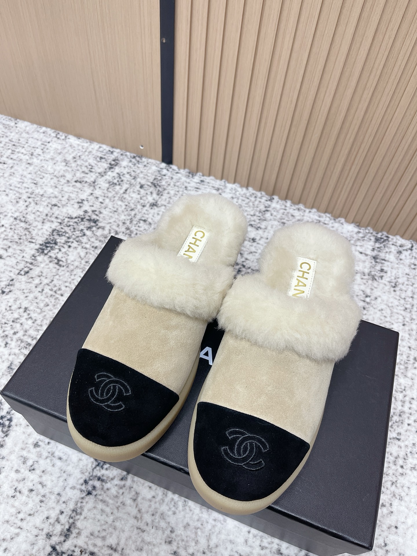 NO:626508,Chanel Chanel's 25th winter new model, Xiaoxiangjia wool thick-soled slippers, are the joy of wearing 'relaxation at home' when you go out - a lazy slip-on style without a heel, which wraps you up in softness and warmth when you step in. The classic logo is on the toe of the shoe, and it is casual and exquisite. You don't have to worry about matching, you can just put it on and carry your bag out. It is comfortable and comfortable in autumn and winter.  Material: imported sheepskin upper + lamb wool lining + original molded outsole Heel height: 2.5CM Size 35-40 (40 is custom-made and non-returnable), half-slide snow boots, chanel, chanel, chanel, boots, slippers, sheep19860909Chanel香奈儿 25年冬季新款 小香家 羊毛厚底拖鞋 是把“宅家的松弛”穿出门的快乐——无后跟的慵懒拖型,踩进去就裹住软暖,经典标识落在鞋尖,随性里带着藏不住的精致.不用费心搭配,套上就能拎包出门,是秋冬里踩不腻的舒服. 材质:鞋面进口羊猄皮+羊羔毛内里+原版开模大底 跟高:2.5CM Size35-40(40定做不退换）,半拖雪地靴,chanel,chanel,chanel,boots,slippers,sheep,Women's Shoes