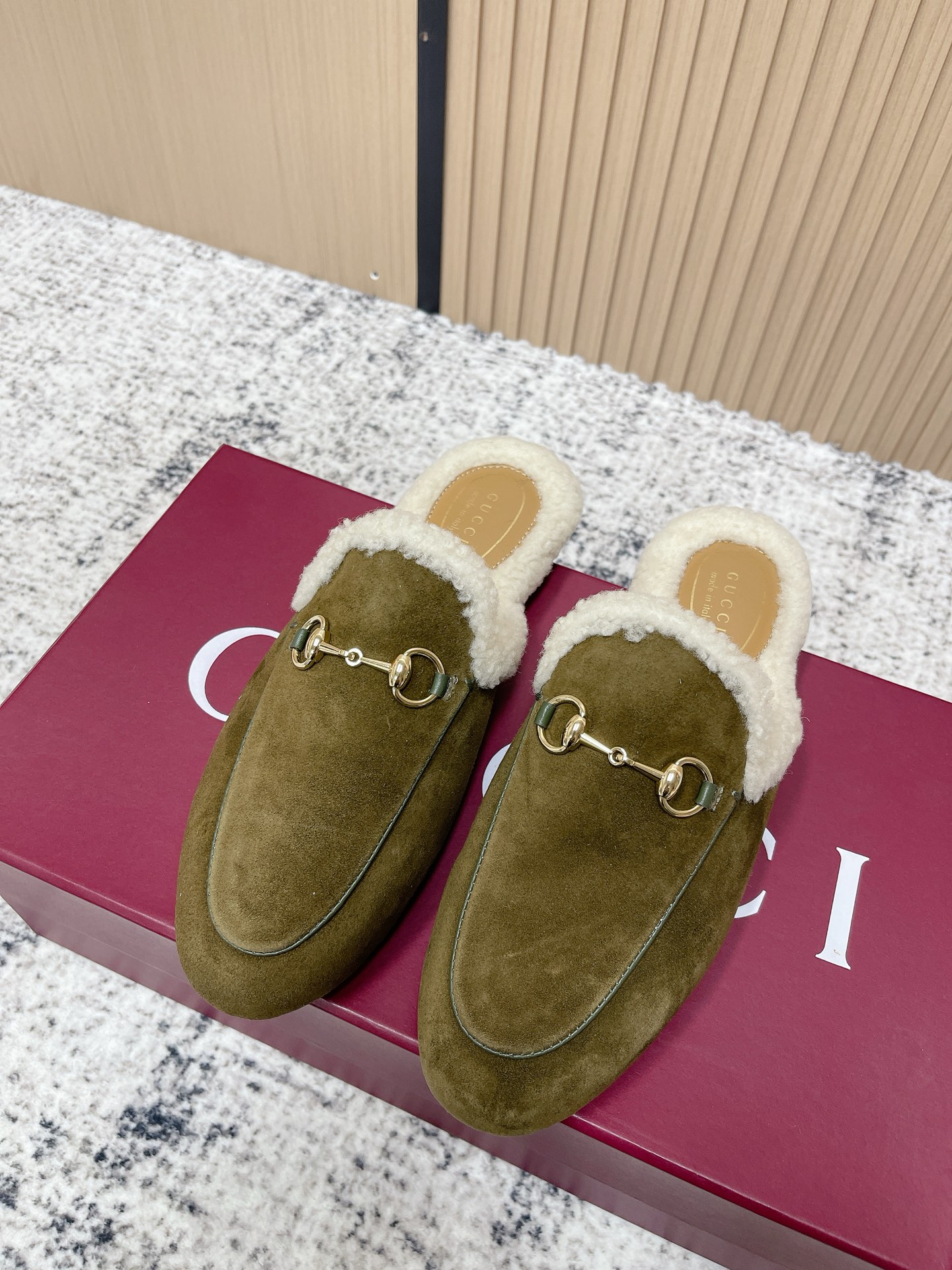 NO:626488,Top Version Gucci New Princetown Merino Wool Mule Slipper Gucci's iconic Princetown slipper is distinguished by its elegant silhouette, refined materials and classic horse bit. This model is defined in smooth suede and merino wool lining. Cow leather / cowhide upper Merino wool lining Original sole  Size 35-39 (40.41. Customized, non-refundable), half-slip fur shoes, gucci, slippers, cowhide19860909顶级版本 Gucci 新品Princetown美利奴羊毛穆勒鞋拖鞋 Gucci 标志性的Princetown拖鞋以其优雅的轮廓、精致的材料和经典的马衔而著称.这个模型是在光滑的绒面革和美利奴羊毛衬里的定义.牛皮/牛京鞋面 美利奴羊毛衬里 原版鞋底  Size35-39（40.41.定做不退换）,半拖毛毛鞋,gucci,slippers,cowhide,Women's Shoes