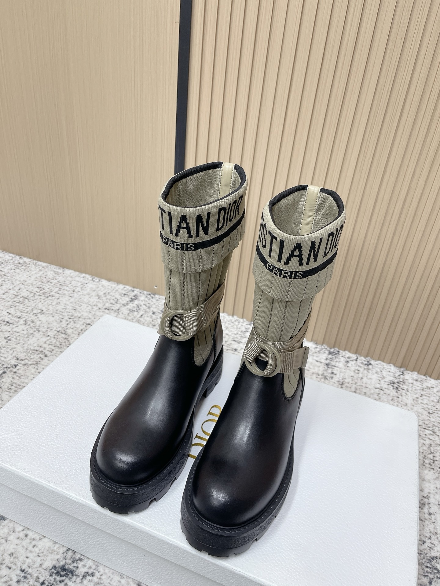 NO:626473,The top version of DIOR Dior's new sock boots, short boots and stretch boots. The shoe body combines leather soles and knitted socks. The leather part is stiff and stylish, while the knitted socks add softness and elasticity, making it both handsome and comfortable. The eye-catching 'CHRISTIAN DIOR PARIS' white letter webbing is printed on the top of the socks, which strengthens brand recognition and becomes the visual focus of the look.  The boot body is equipped with buckle straps, which not only improves practicality, but also adds tough details of workwear style to the whole; the thick-soled design has both a high-end effect and a retro texture. This boot style is highly versatile and can be flexibly combined with clothing and accessories according to different style needs, easily adapting to various scenes such as daily outings, parties or light workplaces. Upper cowhide/elastic socks Outsole Original molded outsole  size35-39 (40 customized, non-refundable), boots, dior, dior, boots, cowhide, socks19860909顶级版本 DIOR 迪奥新款袜子靴短靴弹力长筒靴 鞋身结合了皮革靴底与针织袜筒,皮革部分挺括有型,针织袜筒则增添柔软弹性,兼具帅气与舒适感.袜筒上方印有醒目的“CHRISTIAN DIOR PARIS”白色字母织带,强化品牌辨识度,成为造型的视觉焦点. 靴身配有搭扣式绑带,既提升实用性,又为整体增添工装风的硬朗细节；厚底设计则兼具**效果与复古质感.这款靴款的百搭性较强,可根据不同风格需求,灵活组合服饰与配饰,轻松适配日常出街、派对或轻职场等多种场景. 鞋面牛皮/弹力袜 大底原版开模大底 size35-39（40定制不退换）,靴子,dior,dior,boots,cowhide,socks,Women's Shoes
