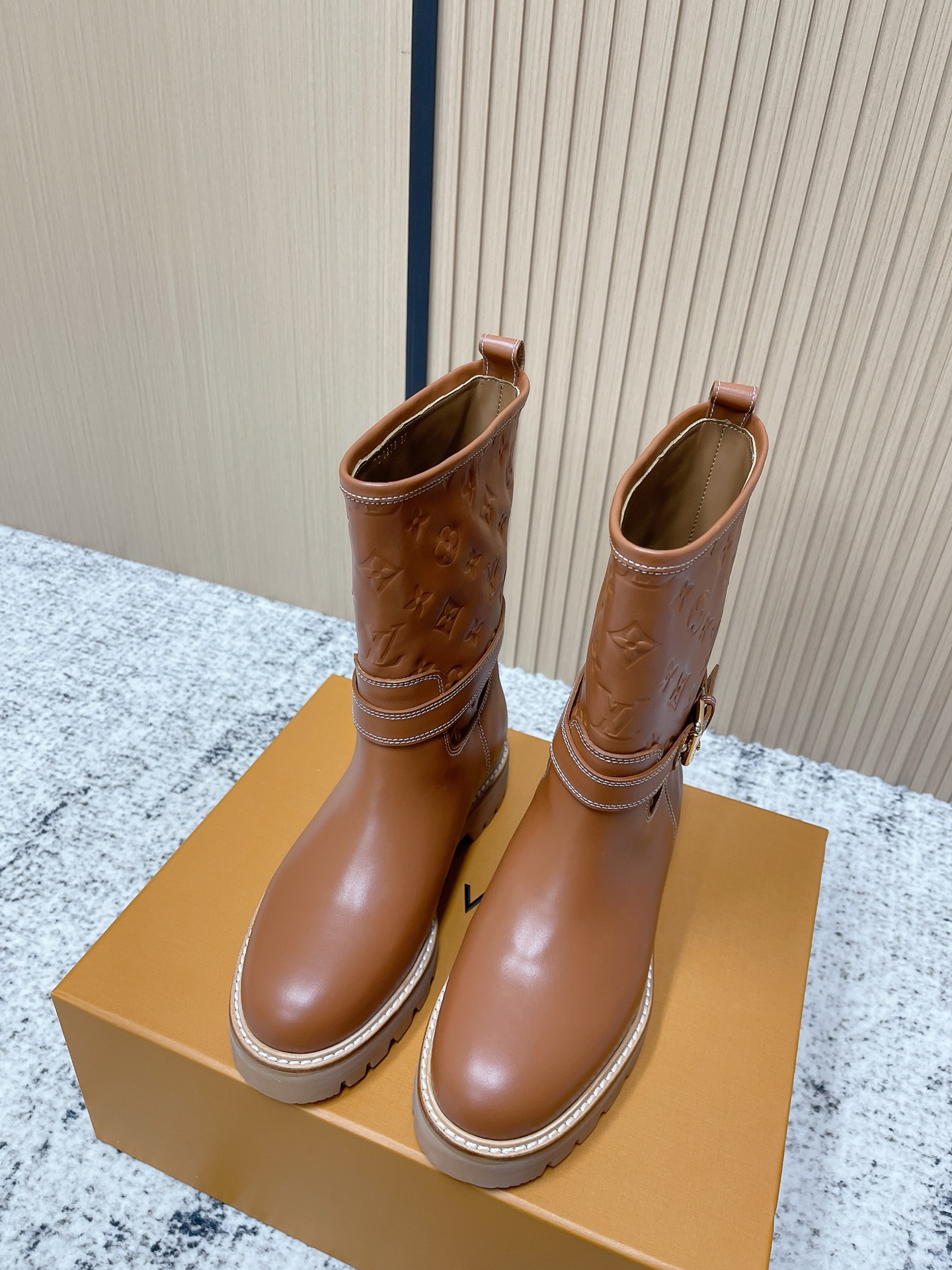 NO:626474,#TOPVERSION LV Louis Vuitton L's House Donkey Brand 25/ Belt buckle thick-soled short boots cowhide + classic presbyopia embossed, delicate and high-end texture. Thick-soled design has a heightening effect, western cowboy style + metal buckle, practical and fashionable!  Fabric: Original customized cowhide Lining: Imported cowhide Sole: Original open-molded anti-slip rubber material Sole thickness 3.5cm Size: #women's 35-40 (40. Customized), boots, louis vuitton, louis vuitton, louis vuitton, louis vuitton, boots, cowhide19860909#顶级版本 LV 路易威登 L家 驴牌 25/ 皮带扣 厚底 短靴 牛皮+经典老花压印,质感细腻又高级.厚底设计有增高效果,西部牛仔风+金属扣带,实用又时髦！ 面料 : 原版定制牛皮 内里 : 进口牛皮 鞋底 : 原版开模防滑橡胶材质 底厚 3.5cm Size : #女款35-40（40.定做）,靴子,louis vuitton,louis vuitton,louis vuitton,louis vuitton,boots,cowhide,Women's Shoes