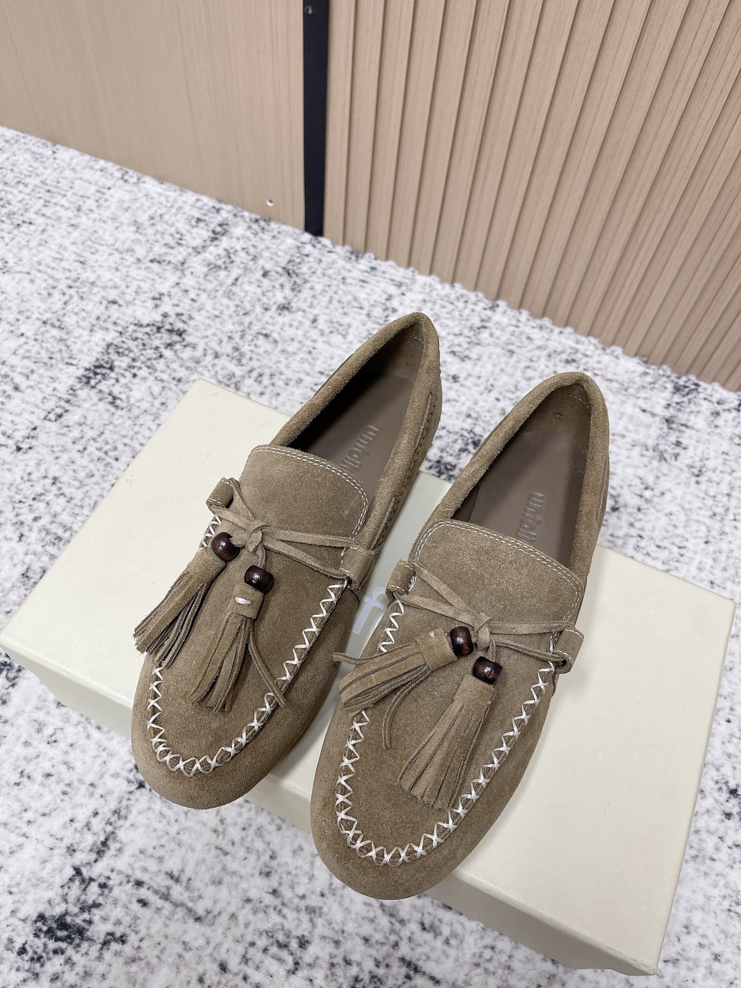 NO:626530,High-quality niche trendy brand UNFOLIO 26 spring and summer new tassel loafers!  ｜ Retro tassels collide with textured leather. It is a fashionable 'cheating device' for commuters. Delicate suede and crisp leather are available in two materials. Hand-stitching outlines exquisite details. The slip-on design is suitable for all exquisite moments in a hurry - whether it is a smart suit or a retro dress. You can understand what 'lazy high-end' means when you put on your feet, allowing you to wear an effortless fashionable tone in your daily life.  Imported suede/calfskin for the upper, imported sheepskin for the lining, original molded rubber outsole Size: 35-41 (40.41 is non-refundable), loafers, loafers, skirts, business suit, cowhide, sheepskin, chamois leather19860909高品质 小众潮牌 UNFOLIO 26春夏新品流苏乐福鞋单鞋！｜ 复古流苏撞上质感皮革 是通勤族的时髦“作弊器” 细腻麂皮与挺括皮面双材质可选 手工缝线勾勒出精致细节 一脚蹬设计适配所有赶时间的精致时刻——不管是配西装的干练 还是搭裙装的复古 上脚就懂什么叫“慵懒高级感” 让你在日常里穿出不费力的时髦腔调 鞋面进口麂皮/小牛皮 内里垫脚进口羊皮 原版开模橡胶大底 码数:35-41（40.41定不退换）,乐福鞋,loafers,skirts,business suit,cowhide,sheepskin,chamois leather,Women's Shoes