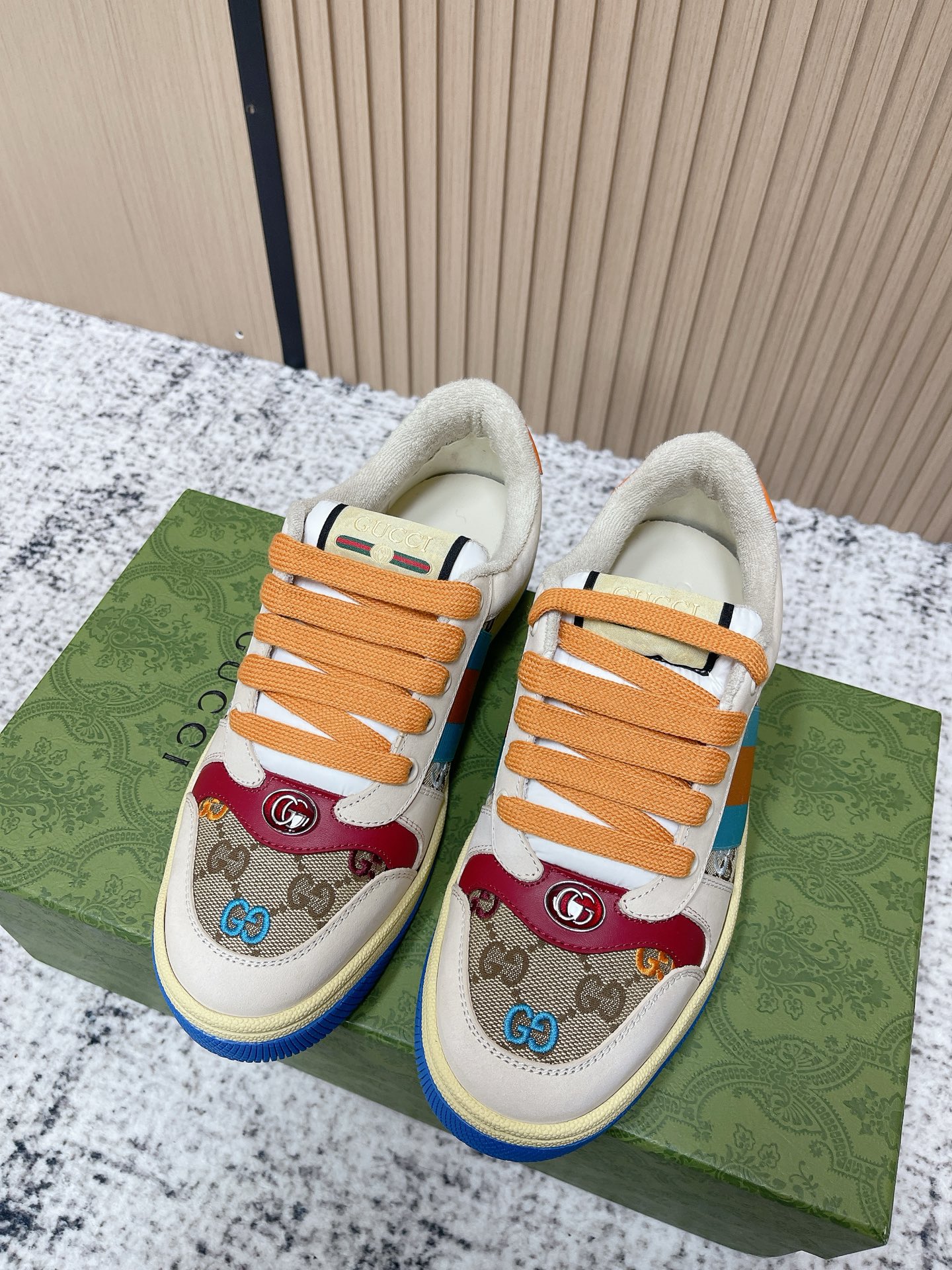 NO:626525,Top version, couple model Gucci GG new Screener series sneakers. The name of the Screener series is inspired by the defensive moves in sports. The design of the sneakers is constantly inspired by the classic sneakers of the 1970s. This classic style is made of multi-color canvas material, embellished with multi-color GG embroidery, and pink and green stripes pay tribute to the classic webbing element. Perfect color matching original leather, imported calfskin leather, the lining is a cotton blended towel lining customized according to ZP, the thickness, breathability, and feel are consistent with ZP Size35-45 (40 for women and 45 for men. Customized and non-refundable), casual shoes/sports shoes, gucci, sneakers, cowhide19860909顶级版本 情侣款 Gucci GG 全新Screener系列运动小脏鞋 Screener系列名称的灵感来源于体育运动中的防守动作,运动鞋的设计从20世纪70年代的经典运动鞋不断汲取灵感.此经典款式选用多色帆布材质,点缀多色GG刺绣,粉绿条纹致敬经典织带元素 完美对色原版皮料,进口小牛皮皮料,內里是按照zp一致定制的棉纱混纺毛巾內里,厚度、透气性、手感都和ZP一致 Size35-45（女40.男45.定做不退换）,休闲鞋/运动鞋,gucci,sneakers,cowhide,Women's Shoes