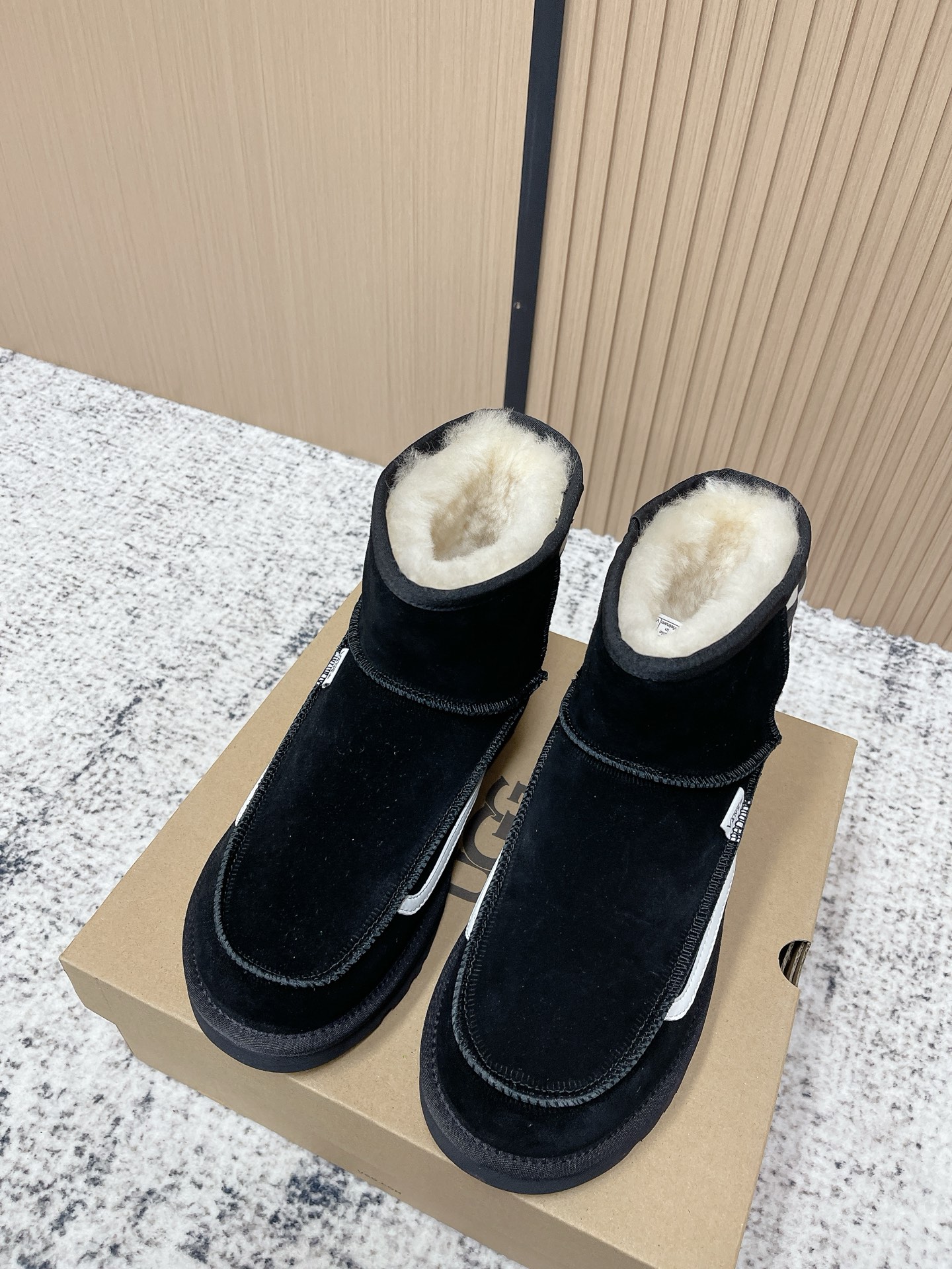 NO:626480,Top version Wang Zha·UGG/VANS co-branded limited edition snow boots series... [Co-branded thick-soled snow boots] Limited series, a snow boot that will not clash with clothes, simple co-branded contrasting design, lightweight outsole, custom waterproof cowhide for the upper, custom-made pure wool for the lining, a must-have for autumn and winter, can be worn with any trousers or skirts, very comfortable and good-looking... Fabric: original custom cowhide Lining: original custom wool Foot: original custom wool  Outsole: Original molded wear-resistant molded sole Size: 35-39 (40 customized), snow boots, boots, skirts19860909顶级版本 王炸·UGG/VANS万斯联名限量版雪地靴系列……【联名厚底雪地靴】 限量款系列,一款不会撞衫的雪地靴、简约的联名撞色设计轻便的大底、鞋面采用定制防水牛猄、内里定制纯羊毛,秋冬季必备款、无论什么裤子裙子都能驾驭、上脚非常舒适好看…… 面料:原版定制牛猄 内里:原版定制羊毛 垫脚:原版定制羊毛 大底:原版开模耐磨成型底 码数:35-39（40定制）,雪地靴,boots,skirts,Women's Shoes