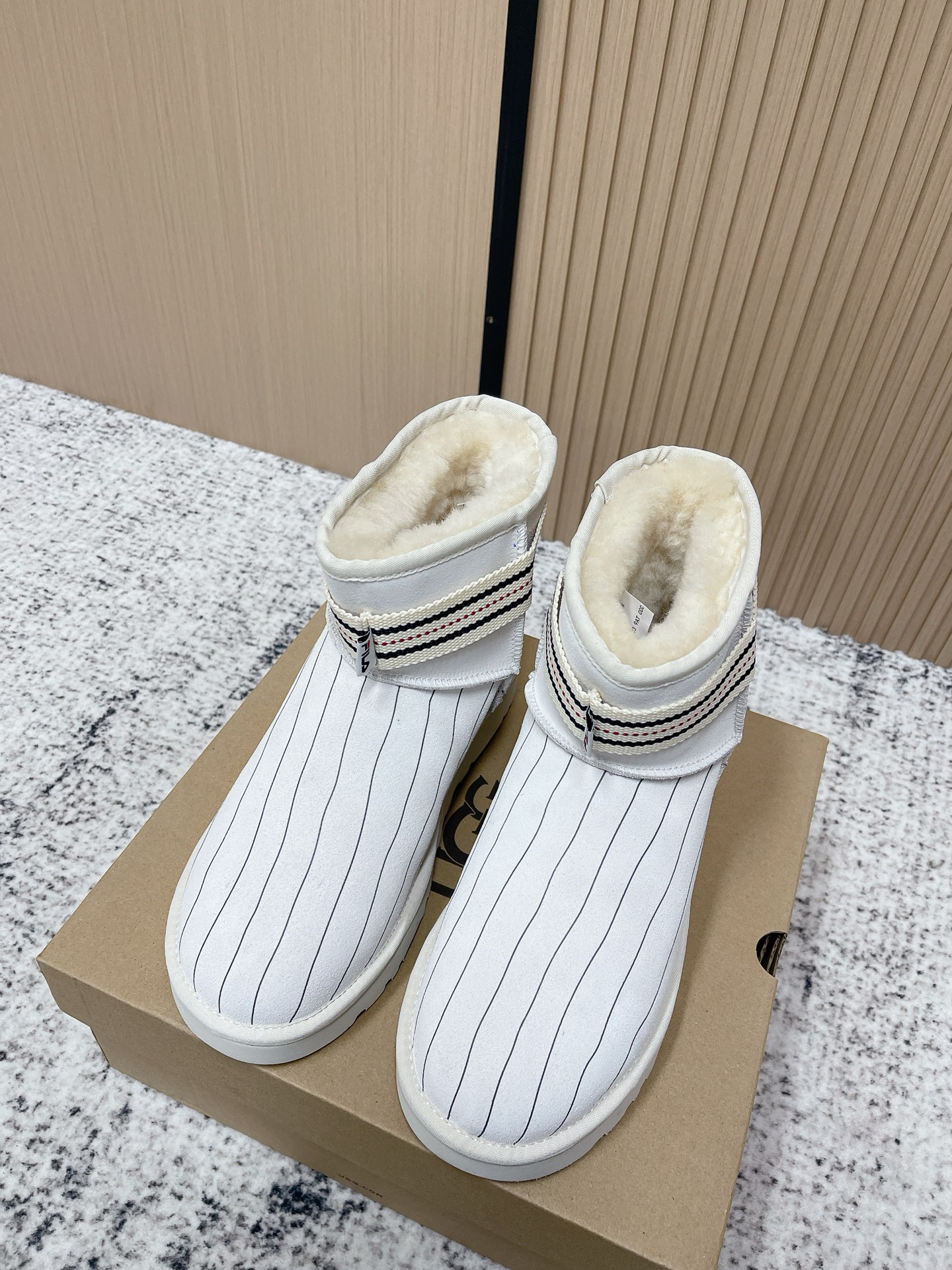 NO:626487,Top version Wang Zha·UGG/FILA jointly branded ~ limited edition snow boots series... [Co-branded thick-soled snow boots] Limited edition series, a snow boot that will not clash with shirts, simple co-branded contrasting design, lightweight outsole, custom waterproof cowhide for the upper, custom-made pure wool for the lining, a must-have for autumn and winter, can be worn with any pants or skirt, very comfortable and good-looking... Fabric: Original custom cowhide printing process Inner: Original custom wool  Feet: Original customized wool Outsole: Original molded wear-resistant molded sole Size: 35-39 (40 customized), snow boots, boots, skirts19860909顶级版本 王炸·UGG/FILA斐乐联名~限量版雪地靴系列……【联名厚底雪地靴】 限量款系列,一款不会撞衫的雪地靴、简约的联名撞色设计轻便的大底、鞋面采用定制防水牛猄、内里定制纯羊毛,秋冬季必备款、无论什么裤子裙子都能驾驭、上脚非常舒适好看…… 面料:原版定制牛猄打印工艺 内里:原版定制羊毛 垫脚:原版定制羊毛 大底:原版开模耐磨成型底 码数:35-39（40定制）,雪地靴,boots,skirts,Women's Shoes