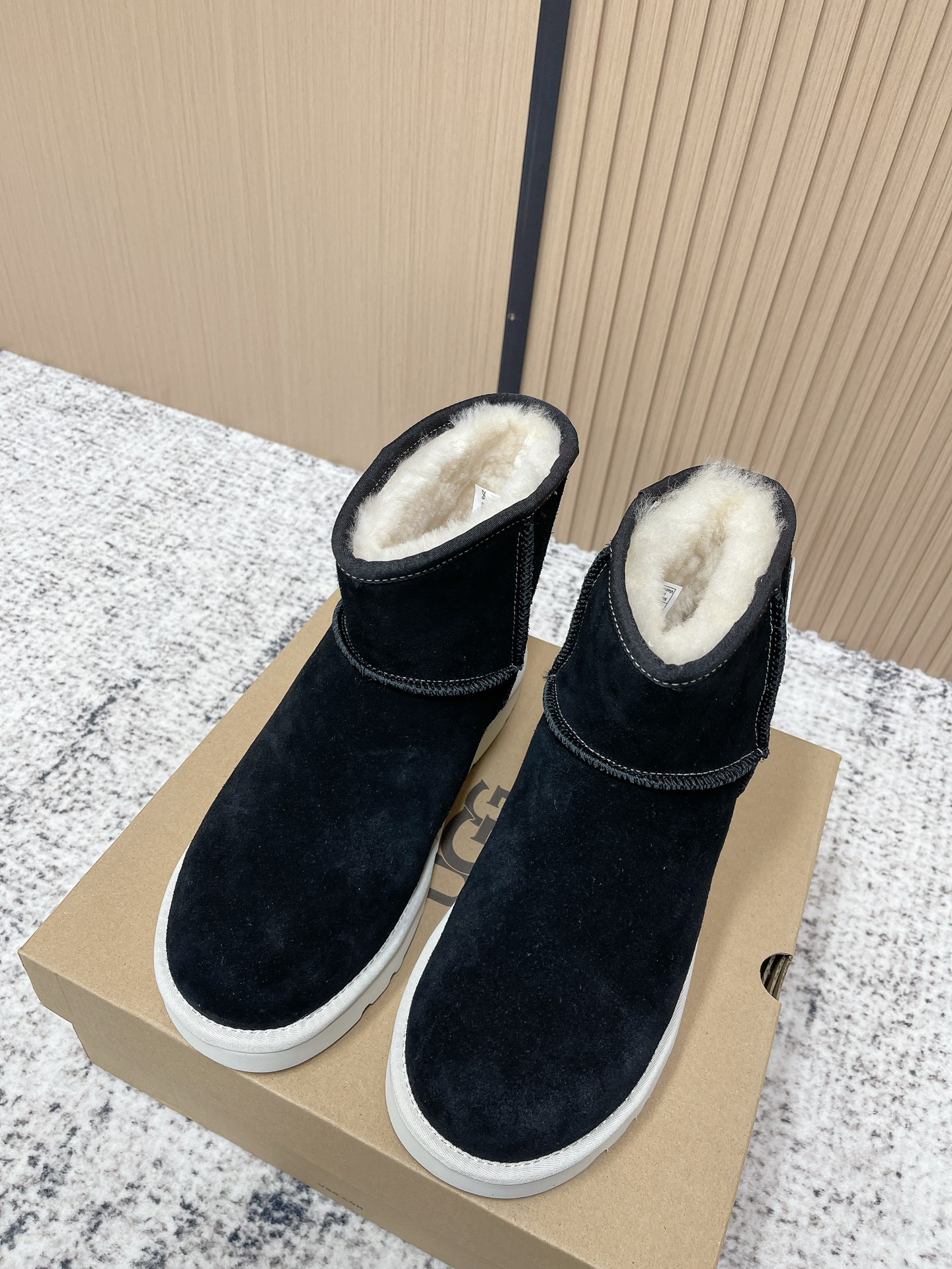 NO:626494,Top version Wang Zha·UGG/CONVERSE jointly branded ~ limited edition snow boots series... [Co-branded thick-soled snow boots] Limited edition series, a snow boot that will not clash with clothing, simple co-branded contrasting design, lightweight outsole, custom waterproof cowhide for the upper, custom pure wool for the lining, a must-have for autumn and winter, can be worn with any trousers or skirts, very comfortable and good-looking... Fabric: original custom cowhide Inner: original custom wool  Feet: Original customized wool Outsole: Original molded wear-resistant molded sole Size: 35-39 (40 customized), snow boots, converse, converse, versace, boots, skirts19860909顶级版本 王炸·UGG/CONVERSE匡威联名~限量版雪地靴系列……【联名厚底雪地靴】 限量款系列,一款不会撞衫的雪地靴、简约的联名撞色设计轻便的大底、鞋面采用定制防水牛猄、内里定制纯羊毛,秋冬季必备款、无论什么裤子裙子都能驾驭、上脚非常舒适好看…… 面料:原版定制牛猄 内里:原版定制羊毛 垫脚:原版定制羊毛 大底:原版开模耐磨成型底 码数:35-39（40定制）,雪地靴,converse,converse,versace,boots,skirts,Women's Shoes