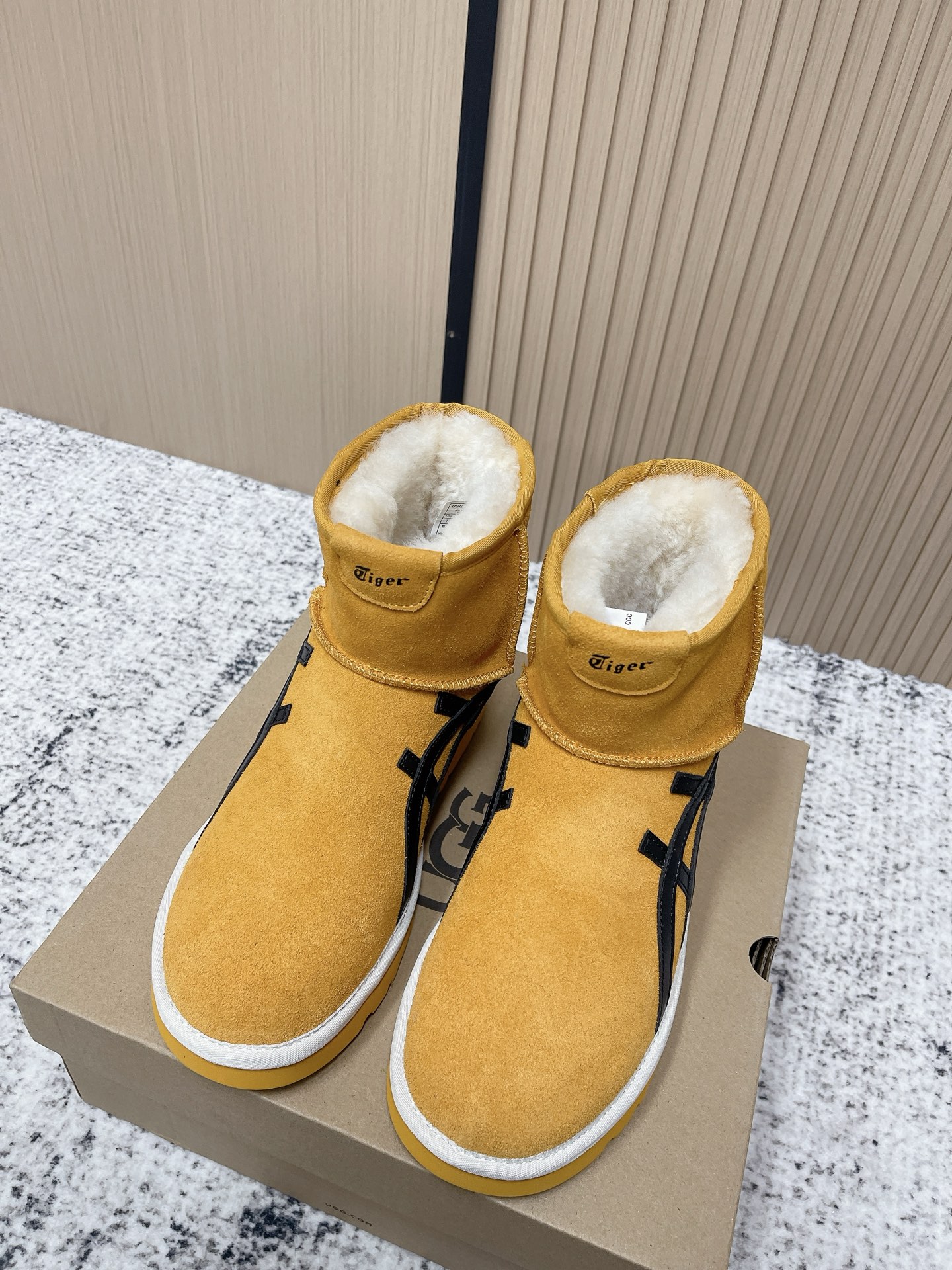 NO:626501,Top version Wang Zha·UGG/Onitsuka Tiger joint ~ limited edition snow boots series... [Co-branded thick-soled snow boots] Limited edition series, a snow boot that will not clash with shirts, simple co-branded contrasting design, lightweight outsole, custom waterproof cowhide for the upper, custom-made pure wool for the lining, a must-have for autumn and winter, can be worn with any pants or skirt, very comfortable and good-looking... Fabric: Original custom cowhide Lining: Original custom wool  Feet: Original customized wool Outsole: Original molded wear-resistant molded sole Size: 35-39 (40 customized), snow boots, boots, skirts19860909顶级版本 王炸·UGG/Onitsuka Tiger联名~限量版雪地靴系列……【联名厚底雪地靴】 限量款系列,一款不会撞衫的雪地靴、简约的联名撞色设计轻便的大底、鞋面采用定制防水牛猄、内里定制纯羊毛,秋冬季必备款、无论什么裤子裙子都能驾驭、上脚非常舒适好看…… 面料:原版定制牛猄 内里:原版定制羊毛 垫脚:原版定制羊毛 大底:原版开模耐磨成型底 码数:35-39（40定制）,雪地靴,boots,skirts,Women's Shoes