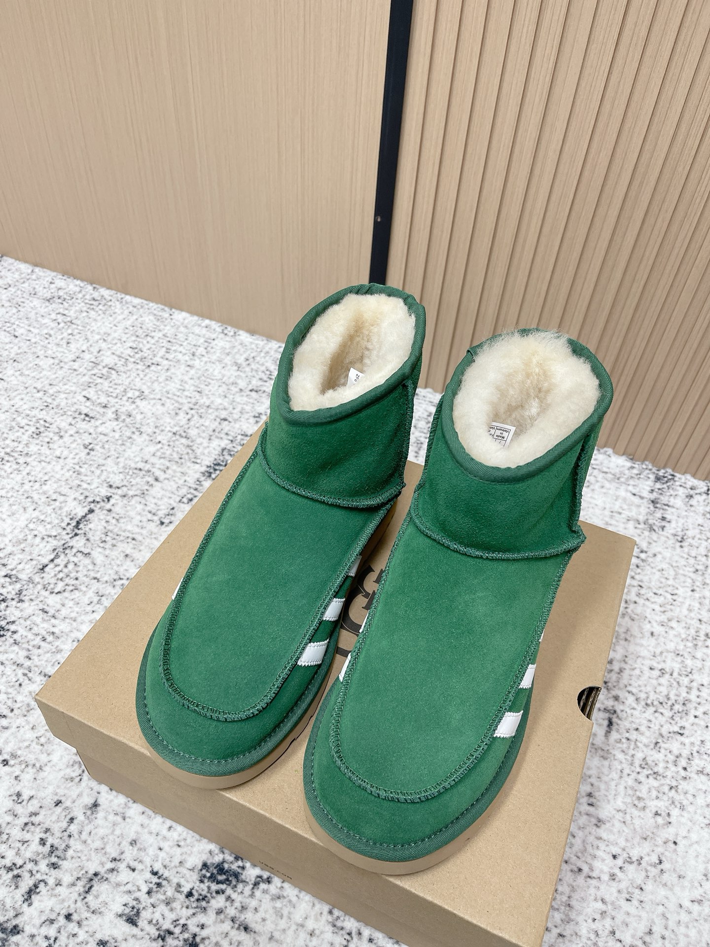 NO:626507,Top version Wang Zha·UGG/adidas jointly branded ~ limited edition snow boots series... [Co-branded thick-soled snow boots] Limited edition series, a snow boot that will not clash with clothes, simple co-branded contrasting design, lightweight outsole, custom waterproof cowhide for the upper, custom pure wool for the lining, a must-have for autumn and winter, can be worn with any pants or skirt, very comfortable and good-looking... Fabric: original custom cowhide Inner: original custom wool  Feet: Original customized wool Outsole: Original molded wear-resistant molded sole Size: 35-39 (40 customized), snow boots, adidas, boots, skirts19860909顶级版本 王炸·UGG/adidas阿迪达斯联名~限量版雪地靴系列……【联名厚底雪地靴】 限量款系列,一款不会撞衫的雪地靴、简约的联名撞色设计轻便的大底、鞋面采用定制防水牛猄、内里定制纯羊毛,秋冬季必备款、无论什么裤子裙子都能驾驭、上脚非常舒适好看…… 面料:原版定制牛猄 内里:原版定制羊毛 垫脚:原版定制羊毛 大底:原版开模耐磨成型底 码数:35-39（40定制）,雪地靴,adidas,boots,skirts,Women's Shoes