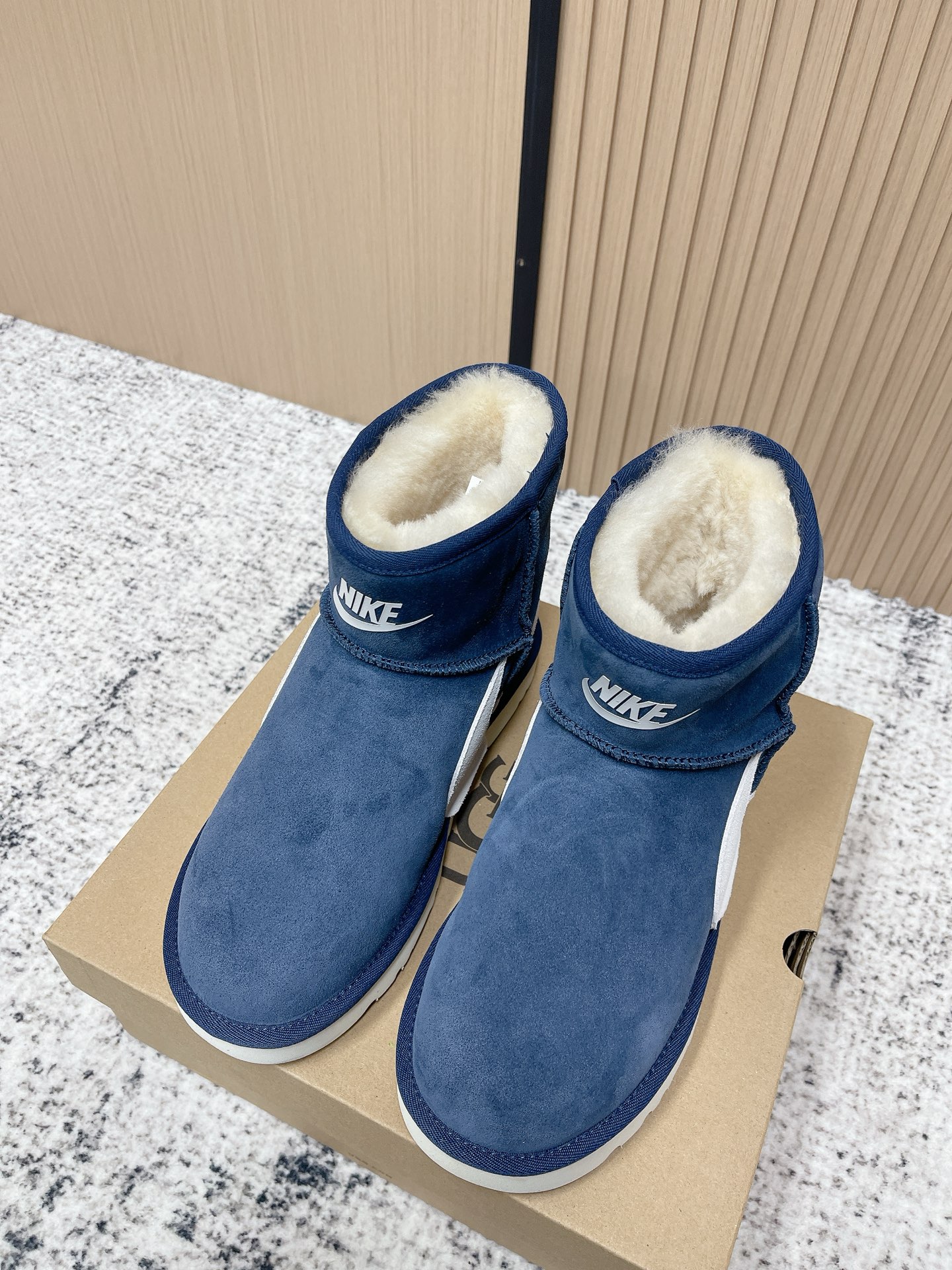 NO:626513,Top version Wang Zha·UGG/Nike Nike joint ~ limited edition snow boots series... [Co-branded thick-soled snow boots] Limited series, a snow boot that will not clash with shirts, simple co-branded contrasting design, lightweight outsole, custom waterproof cowhide on the upper, custom-made pure wool on the lining, a must-have for autumn and winter, can be worn with any pants or skirt, very comfortable and good-looking... Fabric: original custom cowhide Lining: original custom wool Foot: original custom wool  Outsole: Original molded wear-resistant molded sole Size: 35-39 (40 customized), snow boots, boots, skirts19860909顶级版本 王炸·UGG/Nike耐克联名~限量版雪地靴系列……【联名厚底雪地靴】 限量款系列,一款不会撞衫的雪地靴、简约的联名撞色设计轻便的大底、鞋面采用定制防水牛猄、内里定制纯羊毛,秋冬季必备款、无论什么裤子裙子都能驾驭、上脚非常舒适好看…… 面料:原版定制牛猄 内里:原版定制羊毛 垫脚:原版定制羊毛 大底:原版开模耐磨成型底 码数:35-39（40定制）,雪地靴,boots,skirts,Women's Shoes