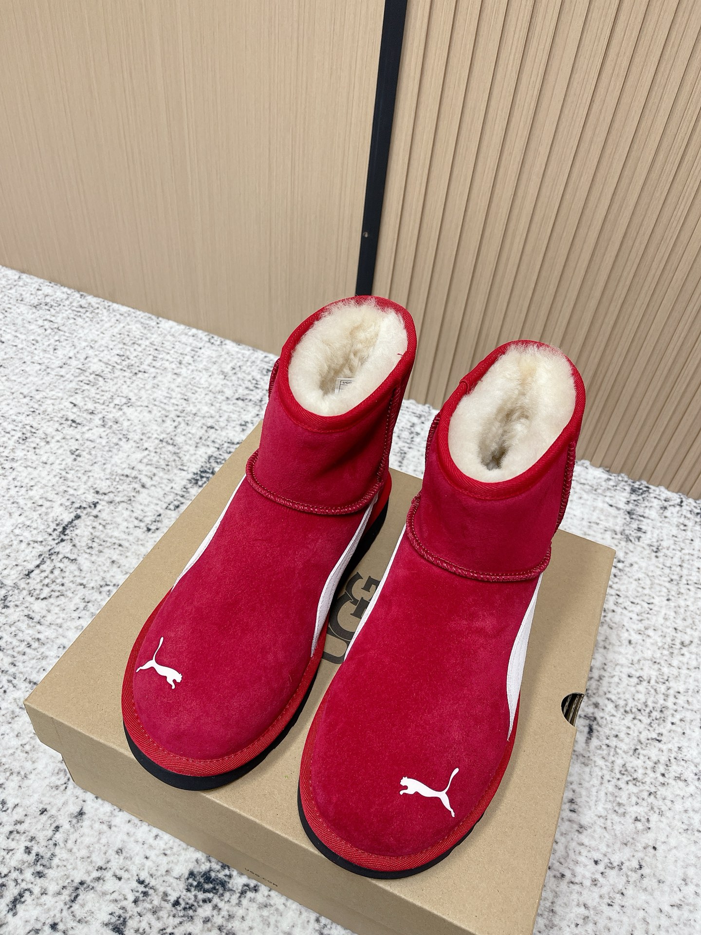 NO:626519,Top version Wang Zha·UGG/PUMA co-branded ~ limited edition snow boots series... [Co-branded thick-soled snow boots] Limited edition series, a snow boot that will not clash with clothes, simple co-branded contrasting design, lightweight outsole, custom waterproof cowhide for the upper, custom-made pure wool for the lining, a must-have for autumn and winter, can be worn with any trousers or skirts, very comfortable and good-looking... Fabric: original custom cowhide Inner: original custom wool  Feet: Original customized wool Outsole: Original molded wear-resistant molded sole Size: 35-39 (40 customized), snow boots, boots, skirts19860909顶级版本 王炸·UGG/PUMA彪马联名~限量版雪地靴系列……【联名厚底雪地靴】 限量款系列,一款不会撞衫的雪地靴、简约的联名撞色设计轻便的大底、鞋面采用定制防水牛猄、内里定制纯羊毛,秋冬季必备款、无论什么裤子裙子都能驾驭、上脚非常舒适好看…… 面料:原版定制牛猄 内里:原版定制羊毛 垫脚:原版定制羊毛 大底:原版开模耐磨成型底 码数:35-39（40定制）,雪地靴,boots,skirts,Women's Shoes