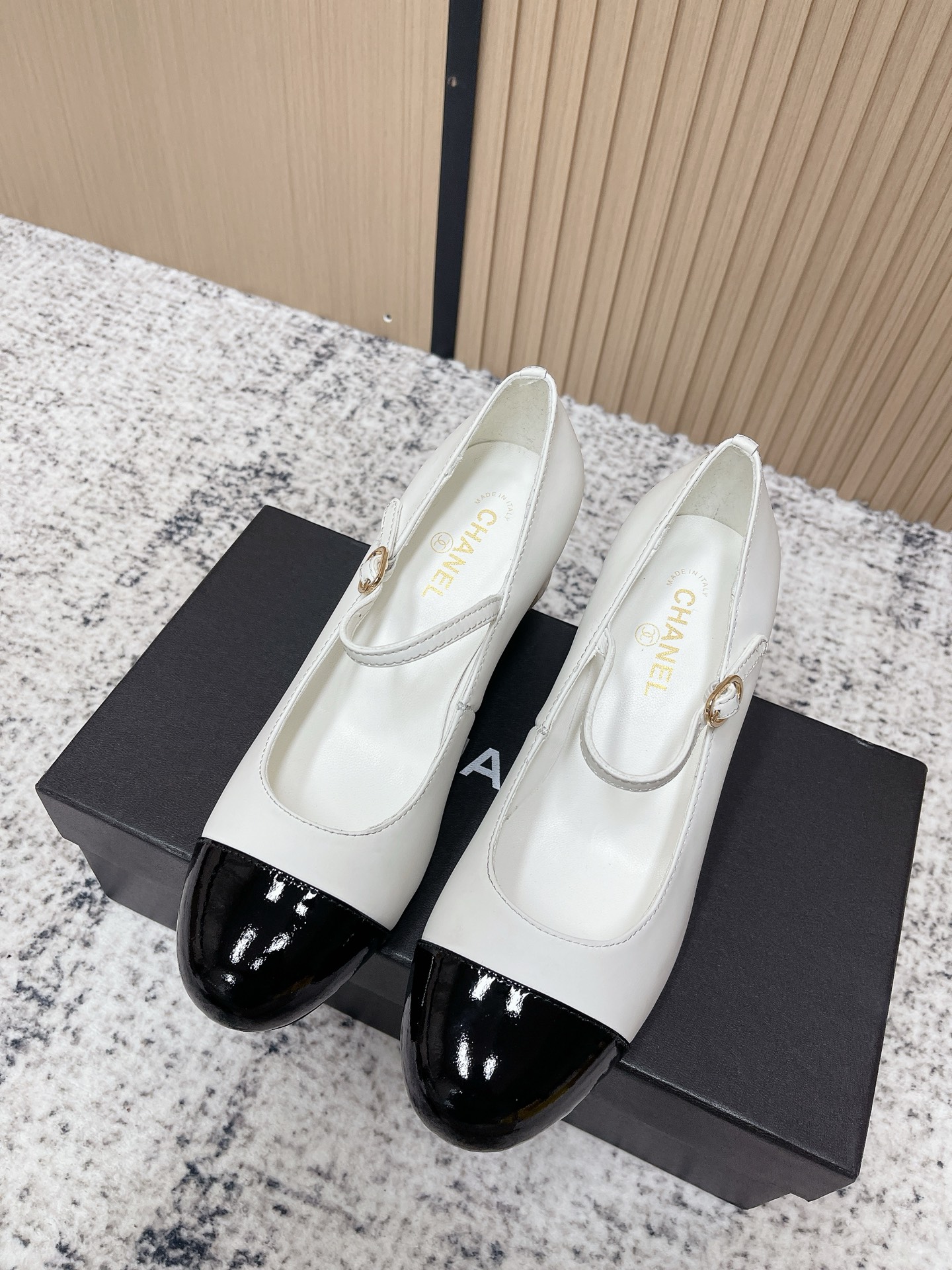 NO:626726,Top version Chanel 25K new large pearl heel high-heeled shoes, last-shaped versatile slim feet yyds. Three-dimensional and full shape, comfortable on the feet, very trendy and full of aura, the original giant pearl heel design style is very classic, perfect details, cool and trendy... Imported sheepskin upper, sheepskin lining Size: 35-39 (customized for 40), single shoes, chanel, chanel, sheepskin19860909顶级版本 香奈儿 Chanel 25K 新款大珍珠跟高跟单鞋 楦型百搭瘦脚yyds.造型立体饱满, 上脚舒适 非常潮流风、气场十足,原版巨型珍珠跟设计风格非常经典 细节完美 酷炫 潮派... 鞋面进口羊皮 内里 羊皮 Size: 35-39（40定做）,单鞋,chanel,chanel,sheepskin,Women's Shoes