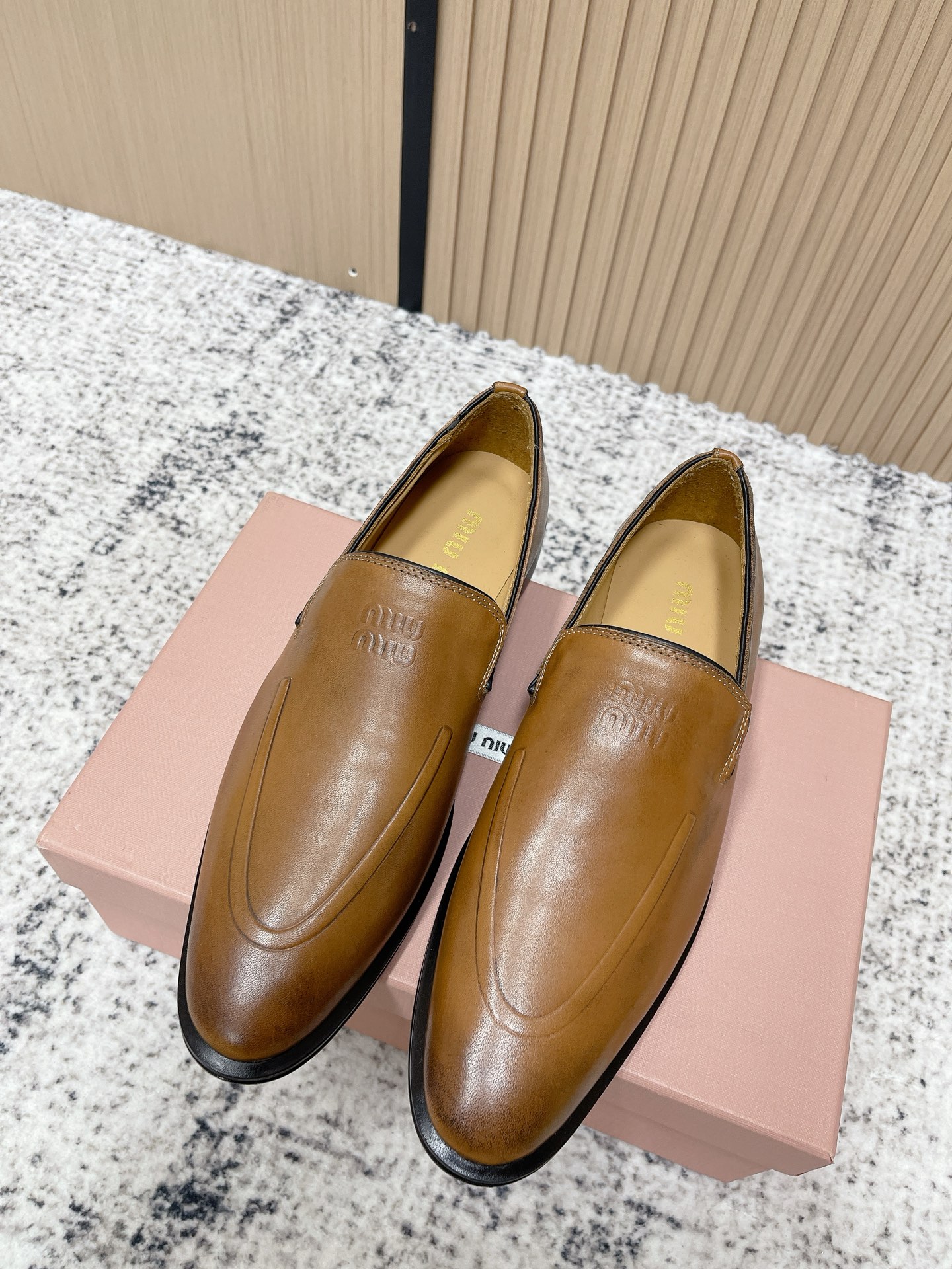 NO:626709,The high version of Miu Miu/Miu Miu 26ss spring and summer catwalk new retro distressed leather loafers, casual shoes, small leather shoes, combines vintage elegance with the distressed texture of workwear, redefining the relaxed feel of women's daily shoes. It is made of Italian first-layer calfskin, which is hand-rubbed and distressed to present a natural retro texture of caramel brown. It is soft and elastic and fits the shape of the foot over time. It has sheepskin lining and a rubber composite outsole, which combines support and walking comfort.  Fabric imported first-layer cowhide, sheepskin lining, outsole, original composite rubber outsole, size 35-40 (40 custom made, non-returnable), loafers, miumiu, loafers, cowhide, sheepskin19860909高版本 Miu Miu/缪缪 26ss春夏走秀新款复古做旧皮革乐福鞋休闲鞋小皮鞋 将复古优雅与工装做旧质感碰撞融合,重新定义女性日常鞋履的松弛感.采用意大利头层小牛皮,经手工擦色做旧处理,呈现焦糖棕的自然复古肌理,软弹不塌且越穿越贴合脚型,内里羊皮,橡胶复合大底,兼顾支撑性与步行舒适感. 面料进口头层牛皮 内里羊皮内里 大底原版复合橡胶大底 码数35-40（40订做不退换）,乐福鞋,miumiu,loafers,cowhide,sheepskin,Women's Shoes